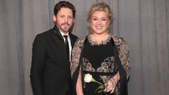 Brandon Blackstock y Kelly Clarkson en los GRAMMY de 2018.