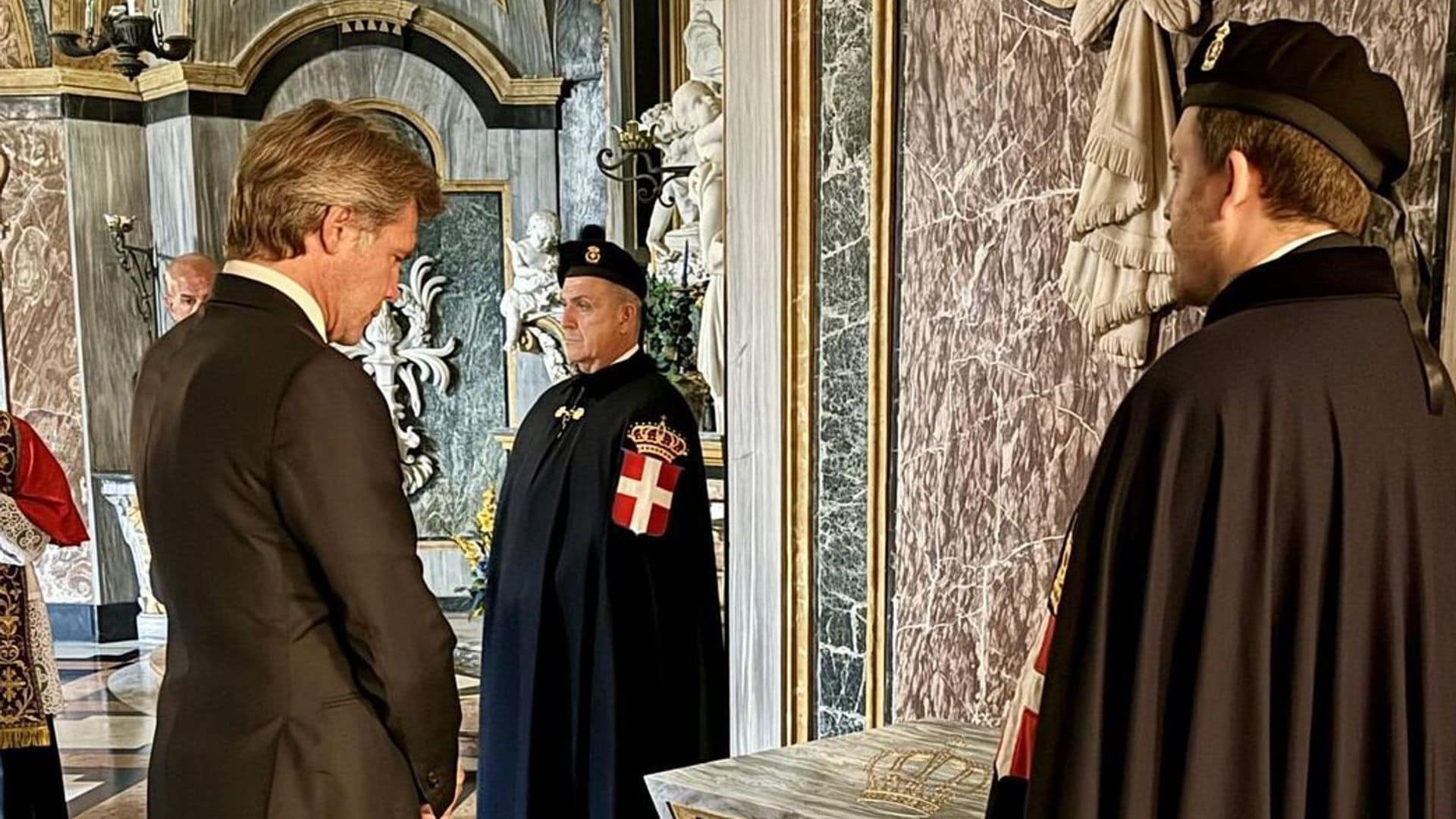 Manuel Filiberto de Saboya ante el secpulcro de su padre Víctor Manuel