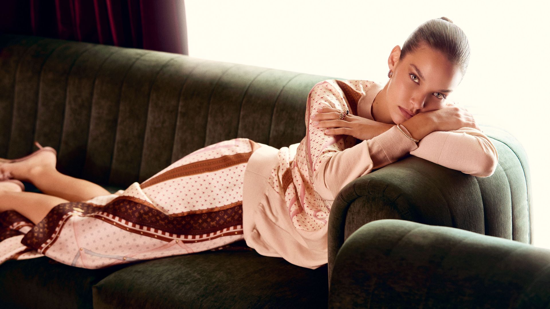 Gara lleva un 'total look' compuesto por un conjunto de falda y blusa de Louis Vuitton