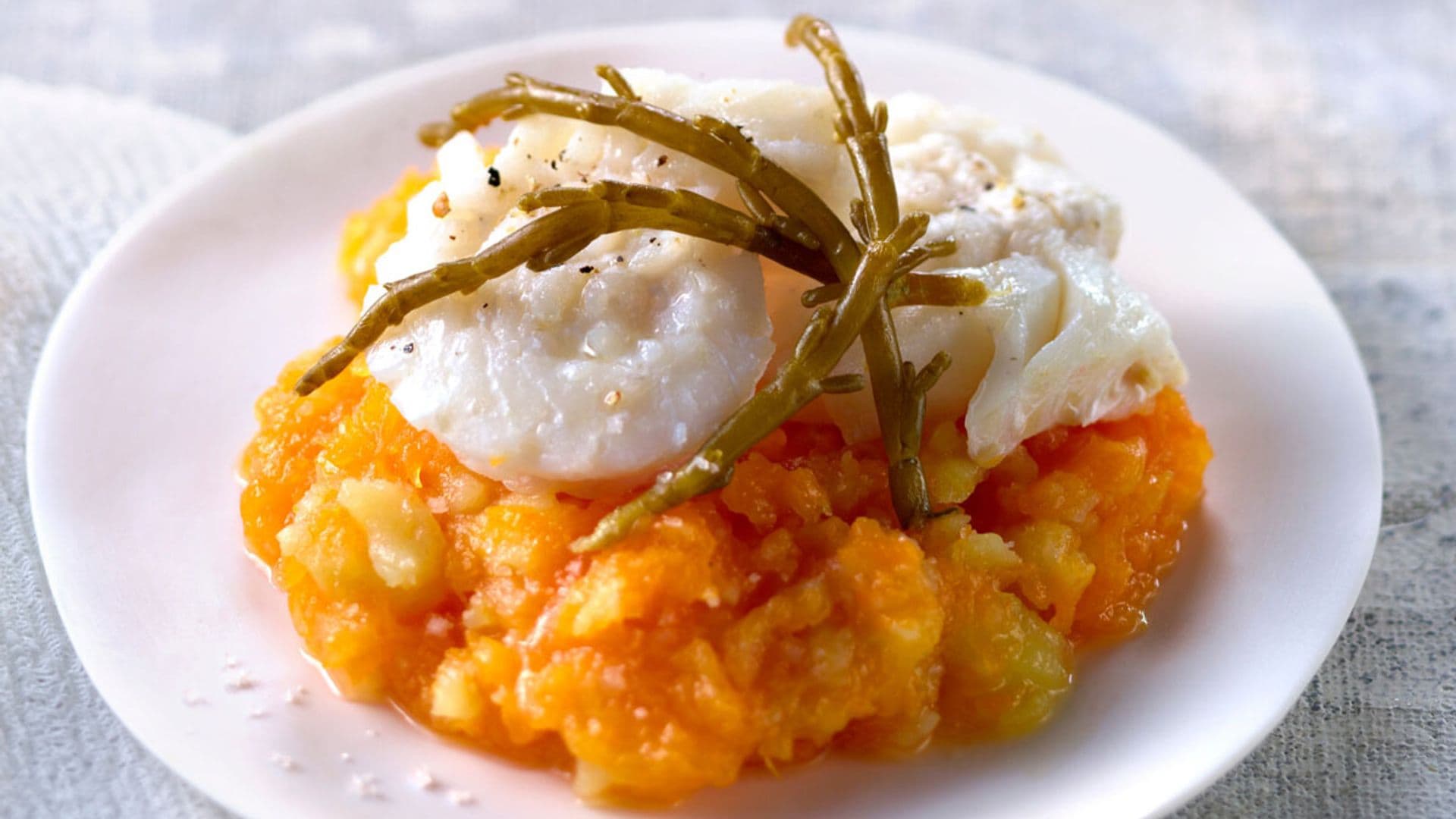 Merluza al vapor con puré de calabaza