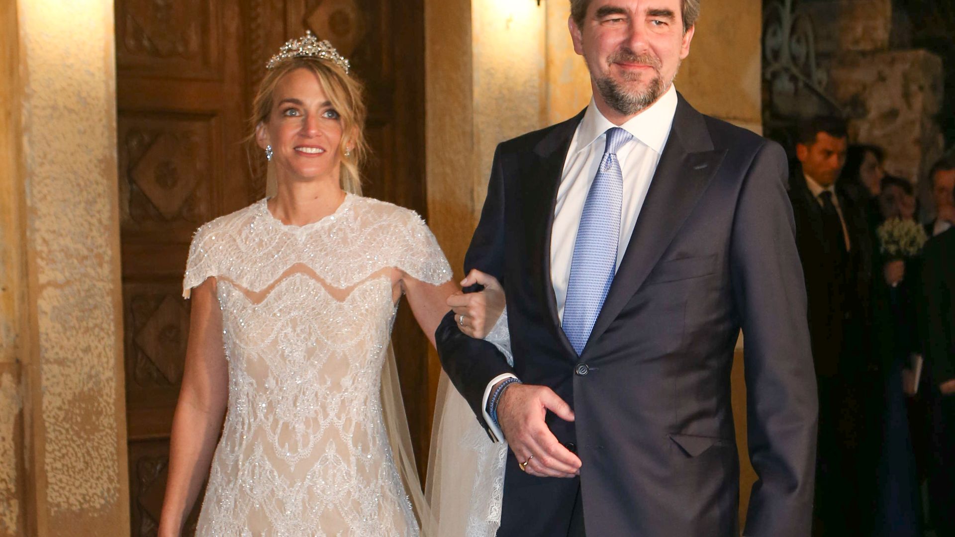 En vídeo, así fue la íntima boda del príncipe Nicolás de Grecia y Chrysi Vardinogiannis: de los invitados reales a la tiara de la novia