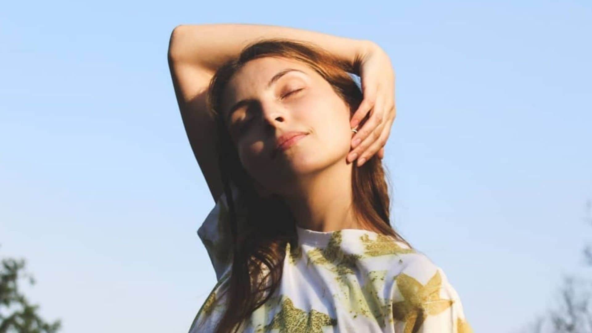 Diseña tus propias camisetas de flores con el truco DIY del momento