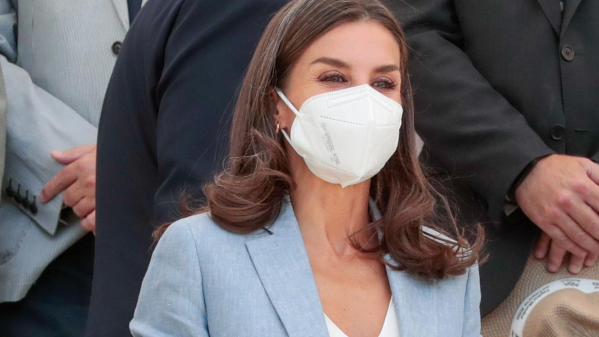 La Reina rejuvenece y transforma su traje español de lino con alpargatas