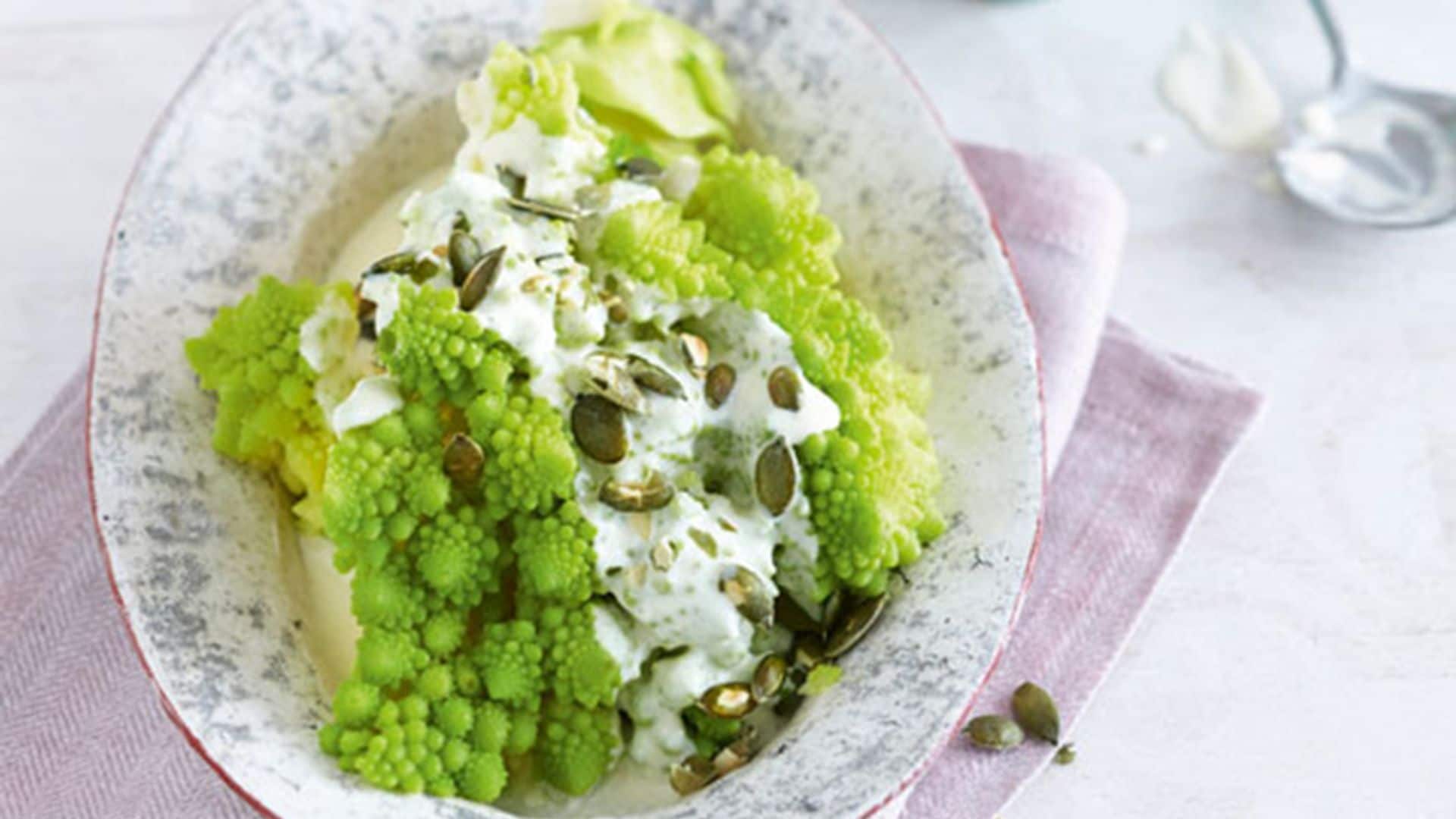 Romanesco con salsa de queso y pipas