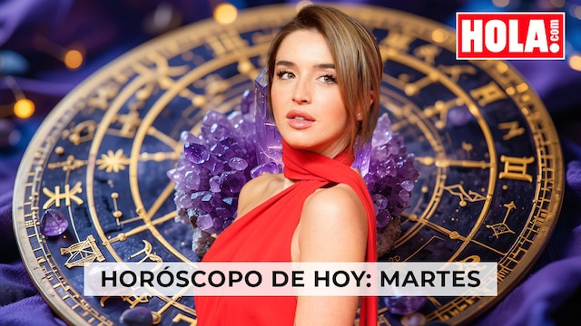 Lola Índigo en primer plano, de fondo la rueda del zodiaco y piedras de cuarzo moradas