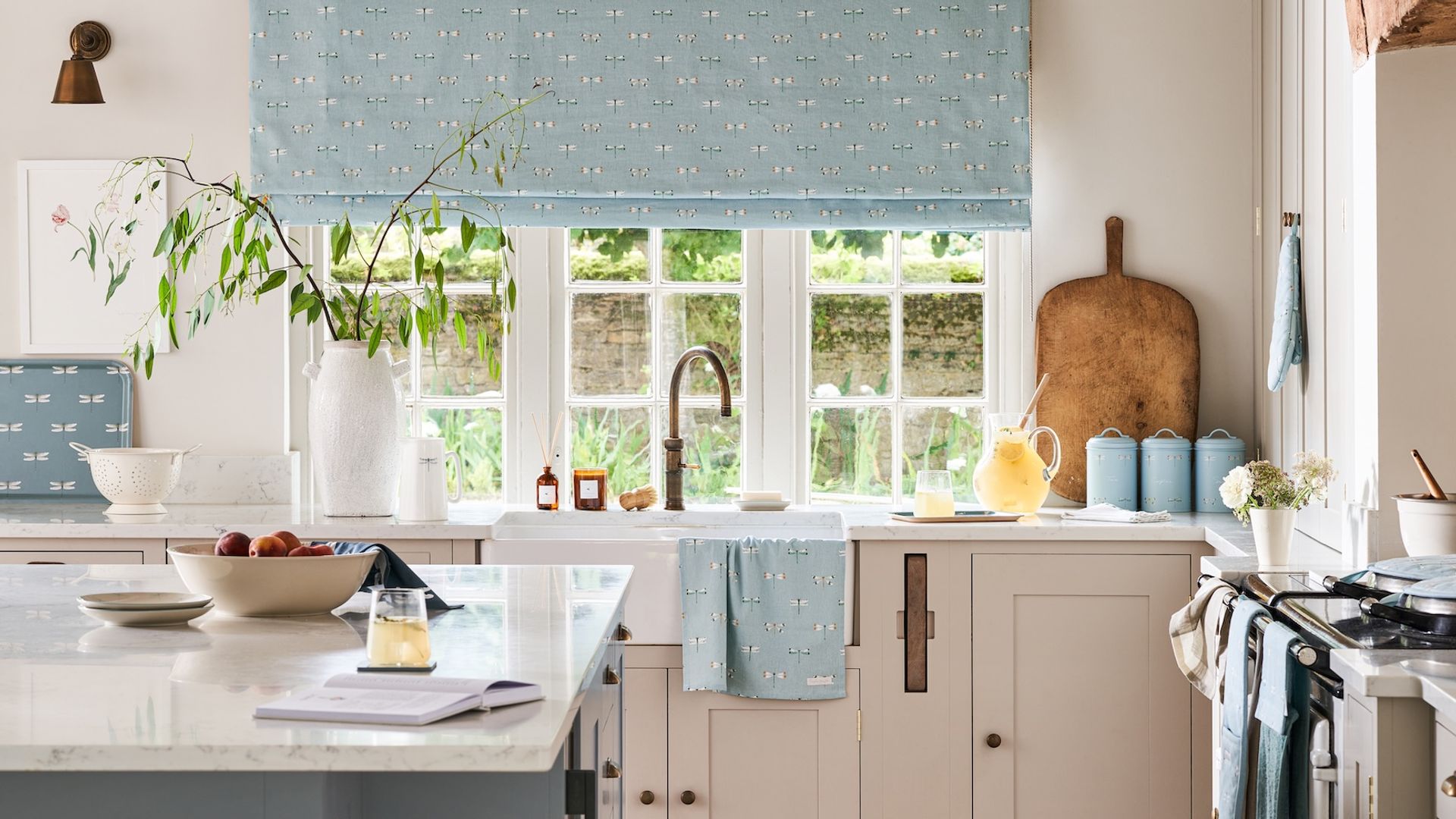 Madera, mármol y azulejos con textura: así es la tendencia campestre que transforma la cocina sin parecer rural