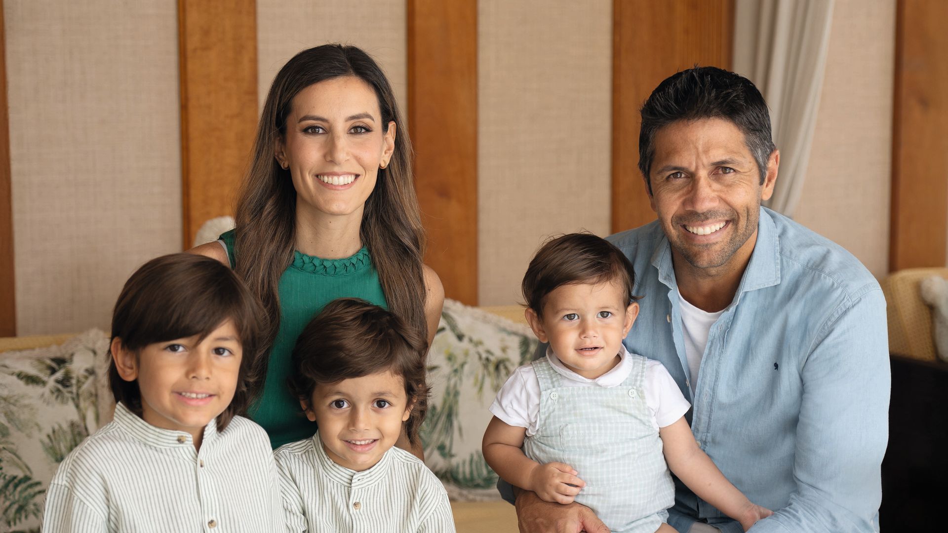 "Hace muchos años, incluso antes de nacer Miguel, nosotros ya nos veíamos teniendo tres o cuatro hijos. Es decir, que siempre nos hemos visualizado como una familia numerosa. Los dos tenemos muchos hermanos y era algo que nos apetecía", nos dice Ana Boyer junto a Fernando y los tres hijos del matrimonio, Miguel, Mateo y Martín, que pronto serán cuatro, fotografiados en Doha, donde viven