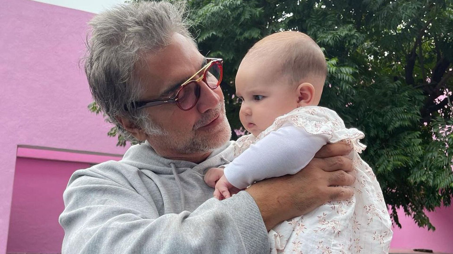 Nieta de Alejandro Fernández disfruta en primera fila del primer concierto de su abuelo
