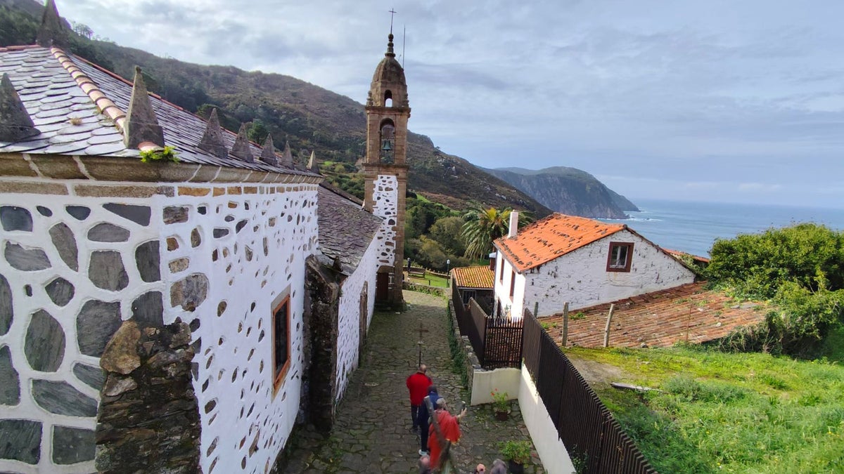 El pueblo marinero de Galicia que recuperó el Samaín y guarda una antigua leyenda que guía a vivos y muertos hasta el mar