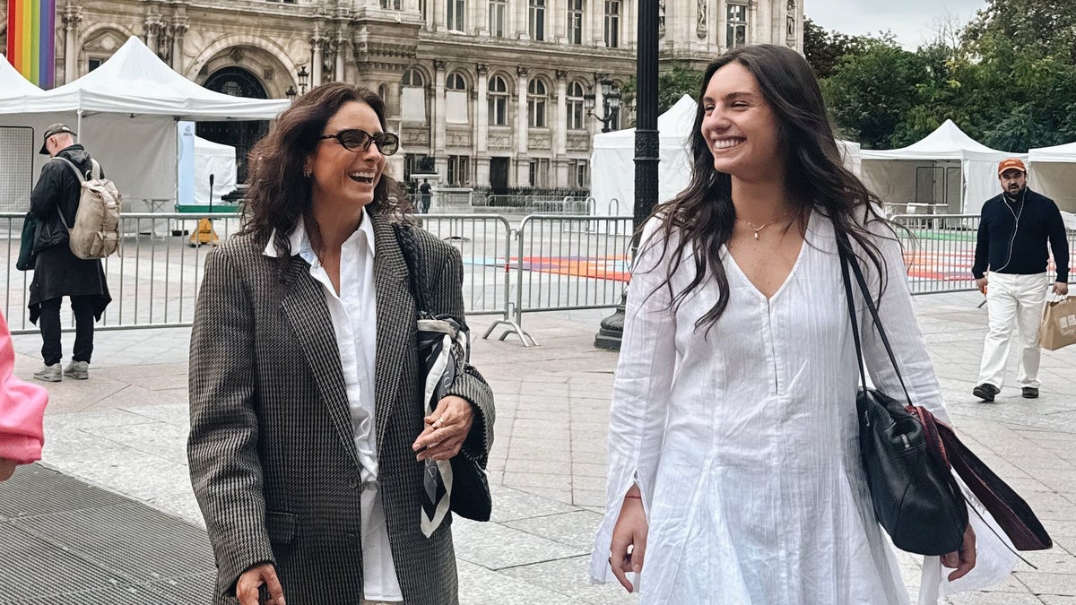 De paseo en París, Aislinn Derbez muestra su cercanía con Lorenza, la hija mayor de Mauricio Ochmann