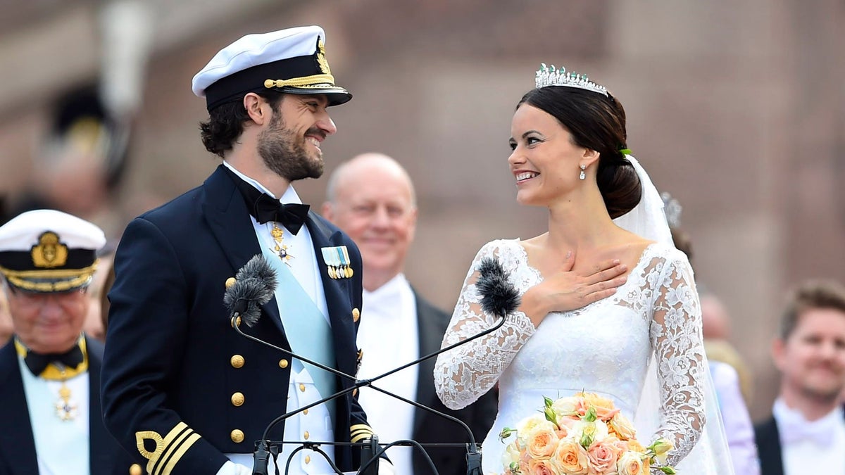 Quédate con quien te mire como Carlos Felipe de Suecia o el príncipe Harry miraron a sus novias en el altar