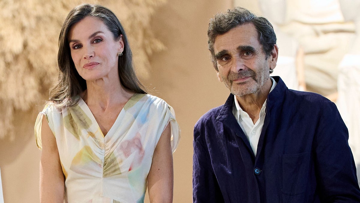Adolfo Domínguez celebra medio siglo de éxitos y una embajadora de excepción: La reina Letizia valora nuestra forma de entender la moda