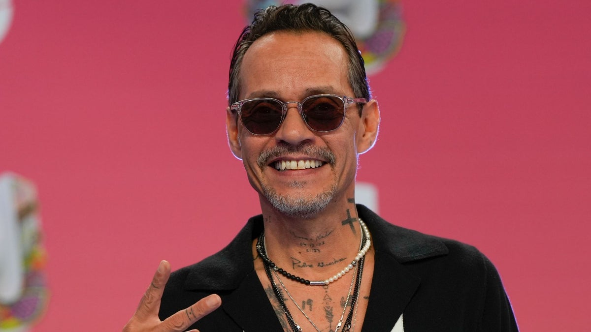 Marc Anthony muestra su lado más tierno como padre paseando a su pequeña hija Myla