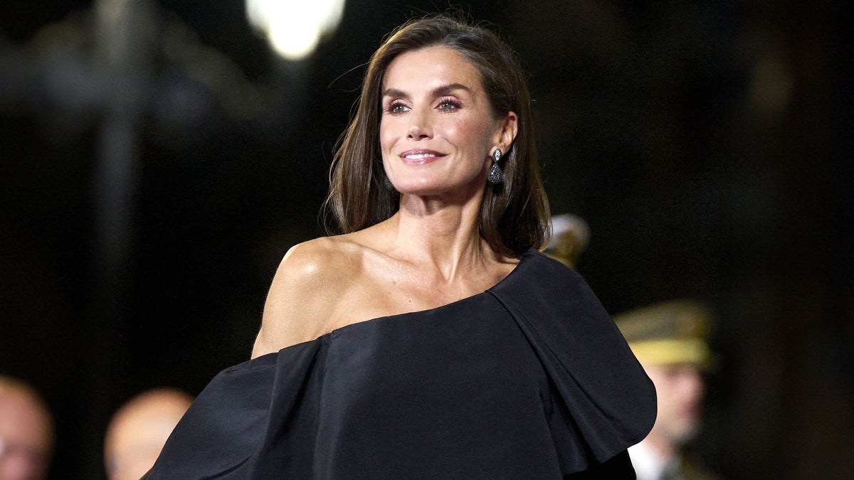 Todos los looks de la reina Letizia en los Premios Princesa de Asturias desde 2004: vestidos negros, joyas históricas y diseños únicos