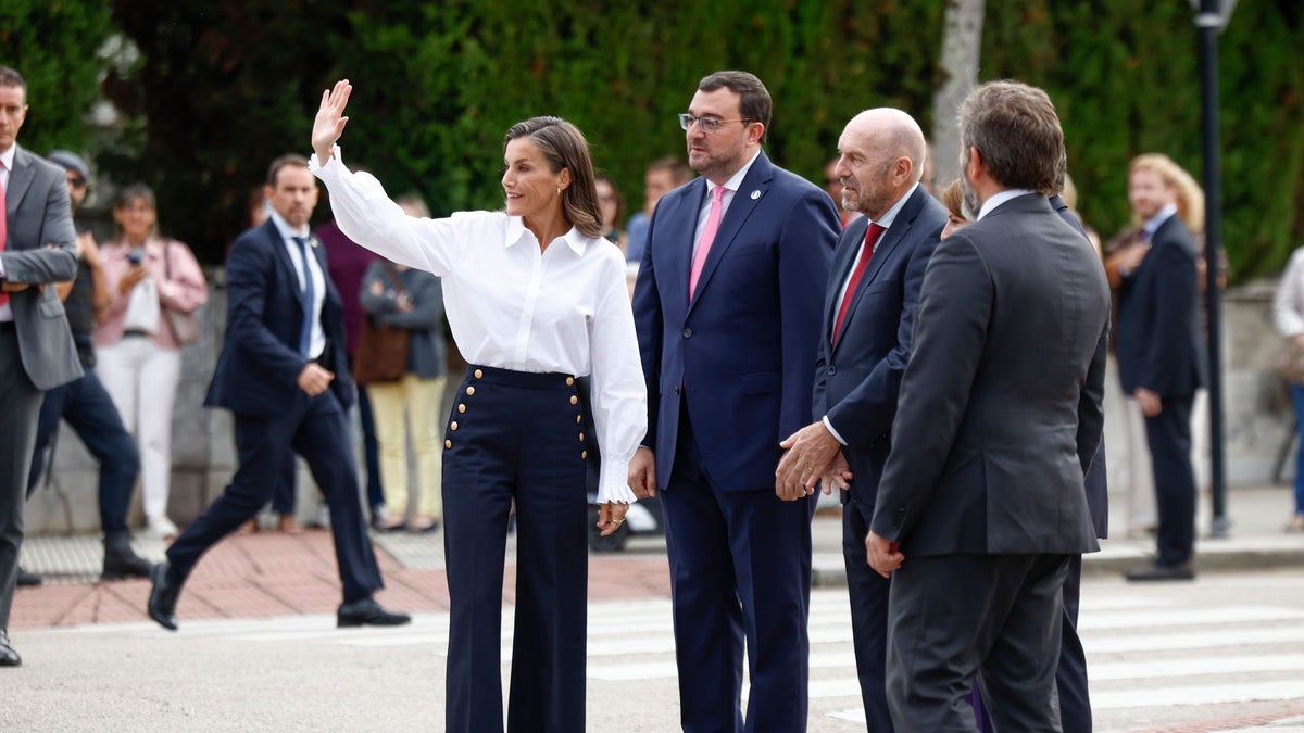 La reina Letizia, recibida a lo grande en su colegio de Oviedo para inaugurar el curso escolar 40 años después