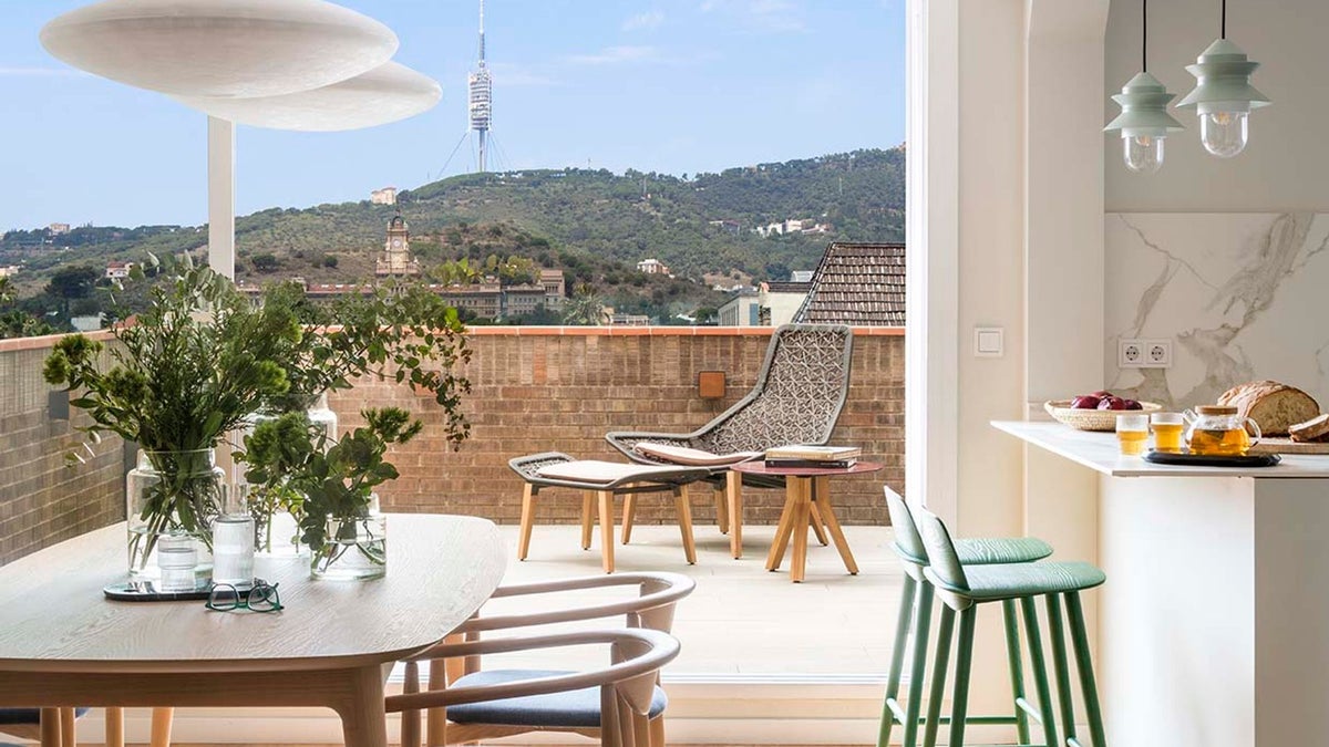 Hola: Luminosidad y calidez para una casa urbana y joven en Barcelona