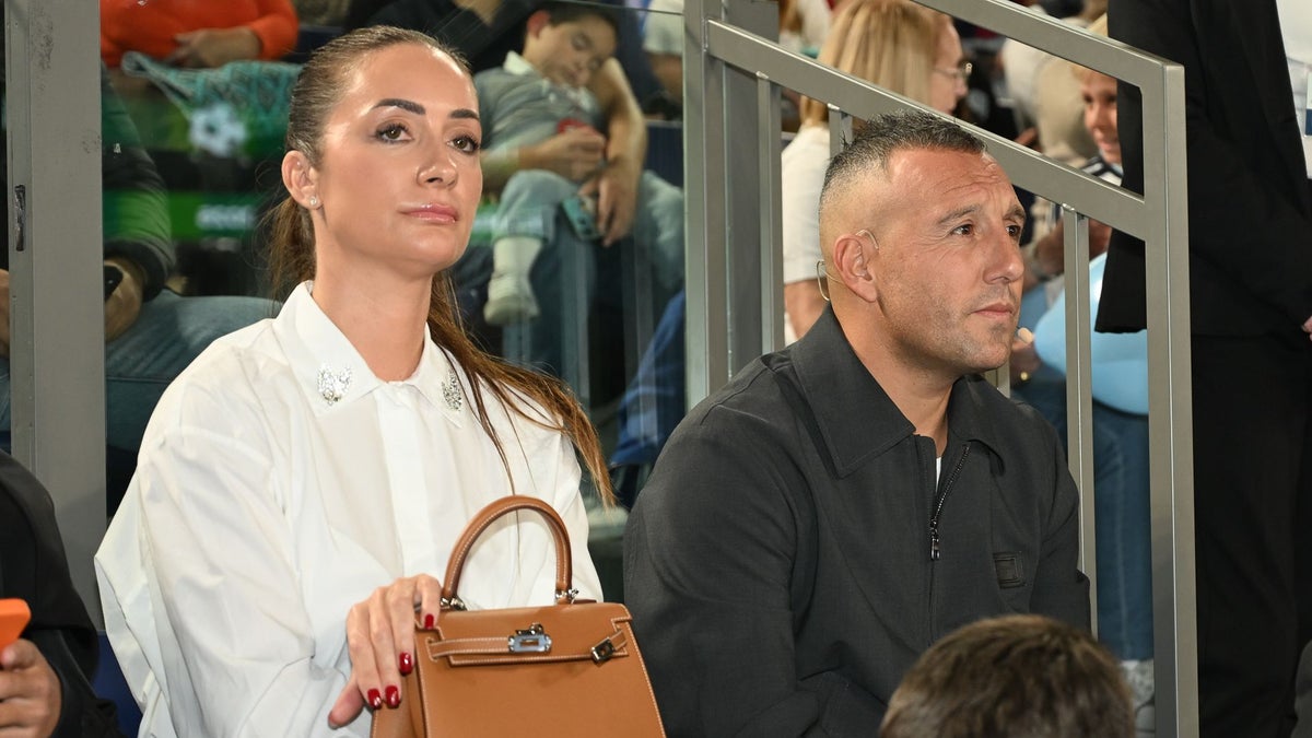 Santi Cazorla reaparece con su mujer tres meses después de retirarse para apoyar a Messi en Oviedo