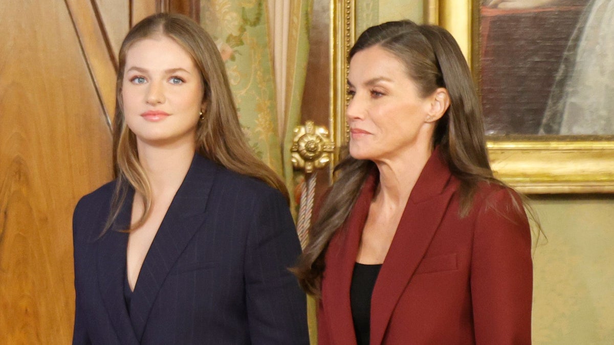 Nuestro experto analiza por qué la reina Letizia y sus hijas visten tanto de traje:  Evitan lecturas sexistas y comunican modernidad 