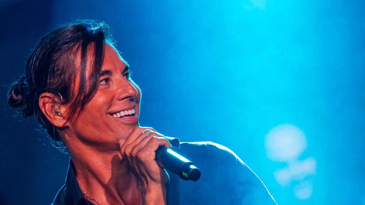 Julio José Jr. regresa a España y a los escenarios con un homenaje a la leyenda de su padre: Tú acabarás cantando todas mis canciones