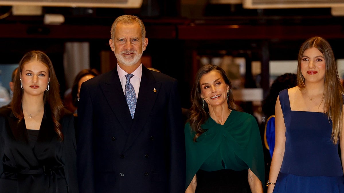 La princesa Leonor y la infanta Sofía, juntas de nuevo con los reyes Felipe y Letizia en el concierto que inaugura los Premios Princesa de Asturias