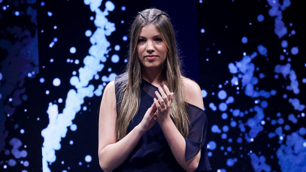 La infanta Sofía estrena etapa universitaria: así es su estilo, de las camisas asimétricas a los vaqueros relajados