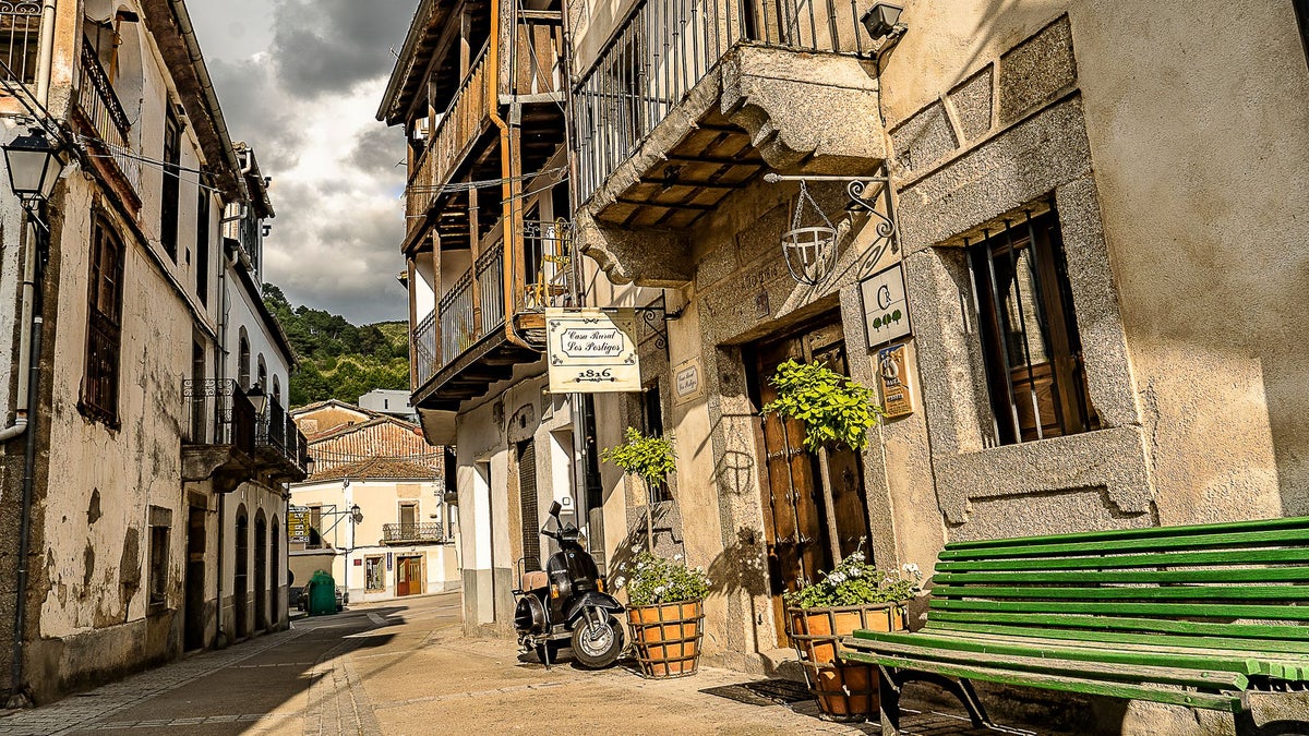 Baños de Montemayor, el pueblo extremeño que guarda unas termas romanas excepcionales