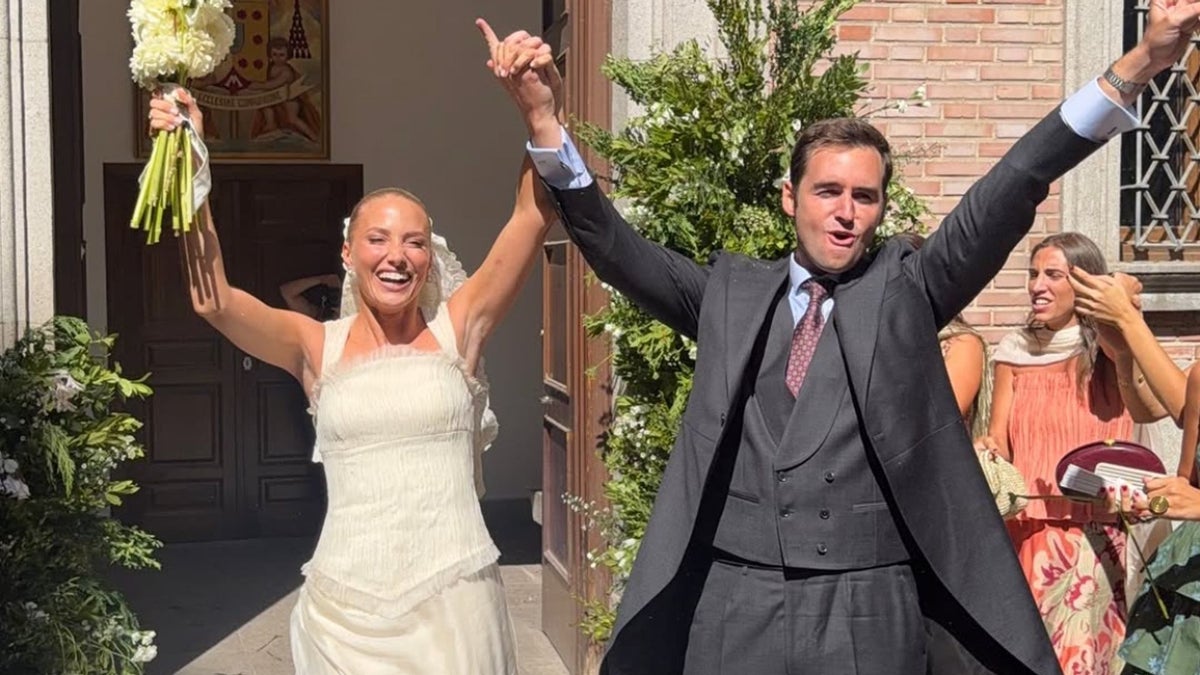 Fuen Albadalejo se convierte en la novia del otoño con su vestido marfil de escote cuadrado y un espectacular velo de encaje amantillado para su boda en Madrid