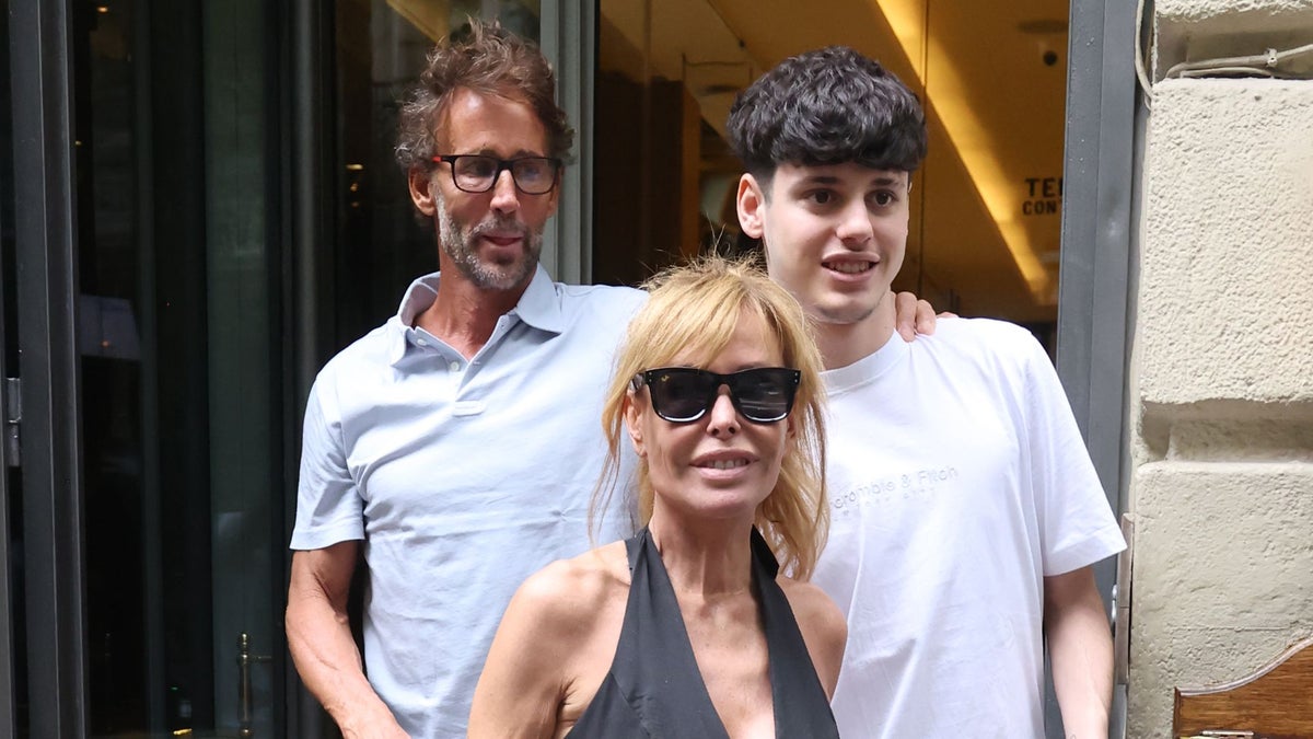 Lara Dibildos y Álvaro Muñoz Escassi, la 'modern family' perfecta: cena y confidencias junto a su hijo de 19 años