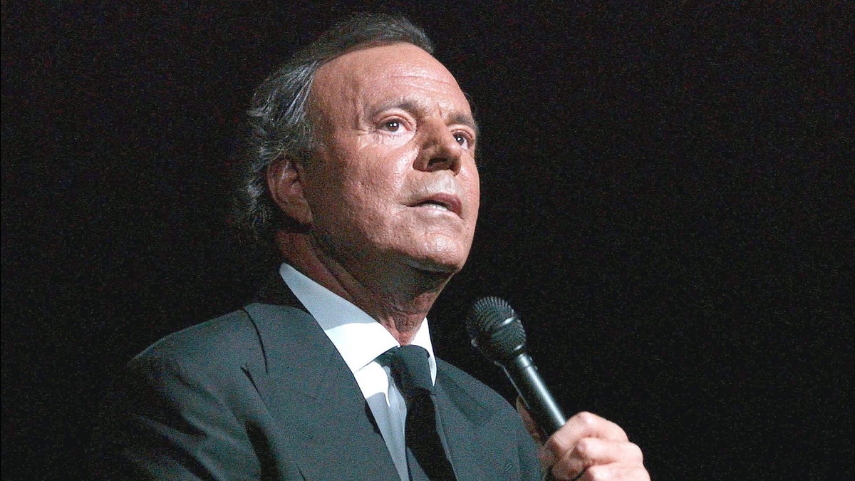 El desgarrador mensaje de Julio Iglesias tras la tragedia ferroviaria de Toledo:  Mi alma podría haber viajado en este tren con todos vosotros 