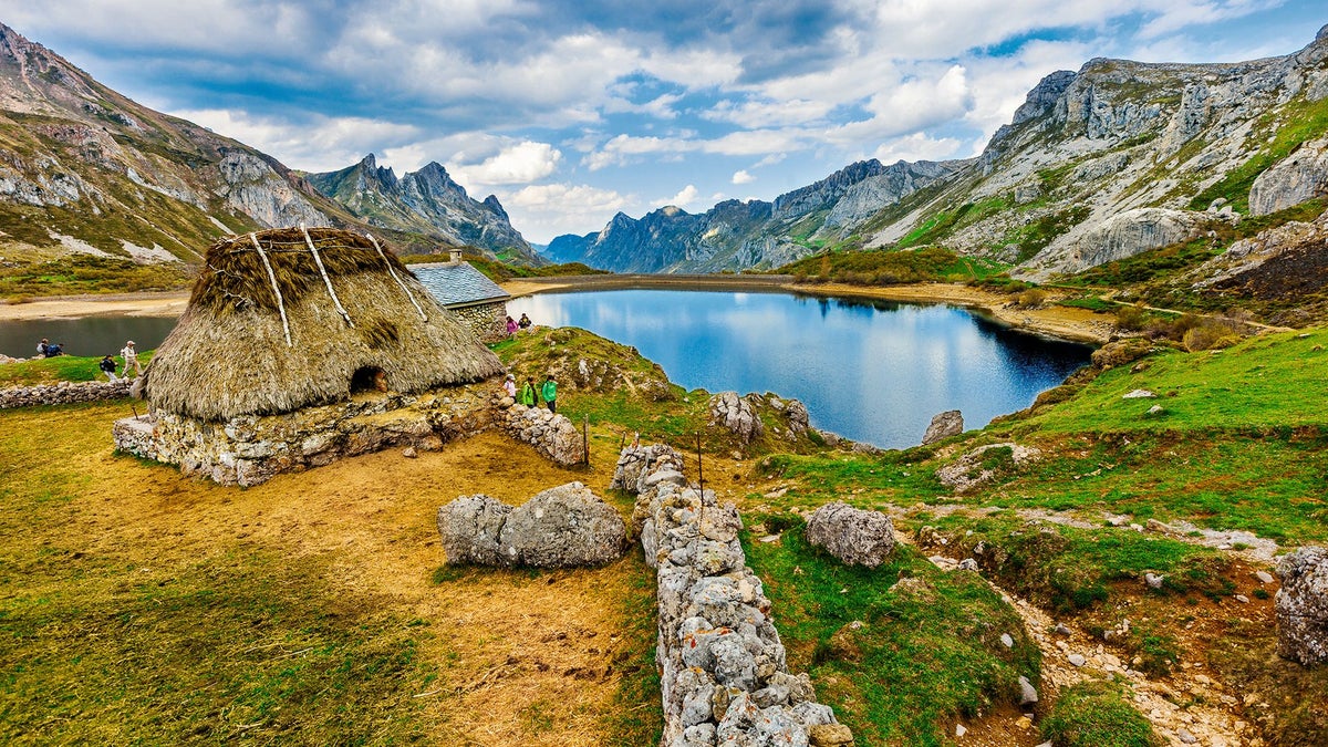 El rincón de Asturias donde es más fácil ver osos en libertad y es uno de los lugares más salvajes de España