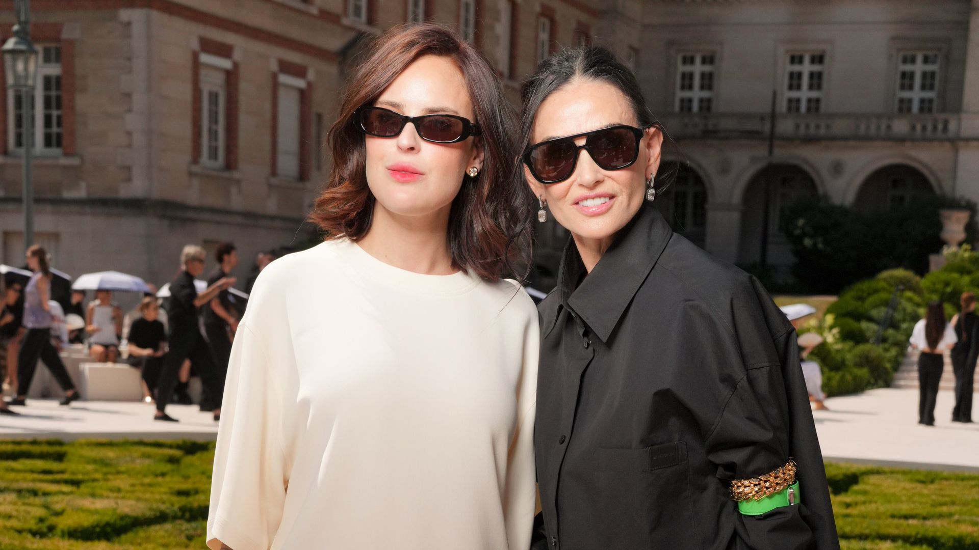 Demi Moore y su hija Tallulah Willis arrasan con sus looks 'oversize' y se unen a las invitadas más innovadoras de la Alta Costura de París