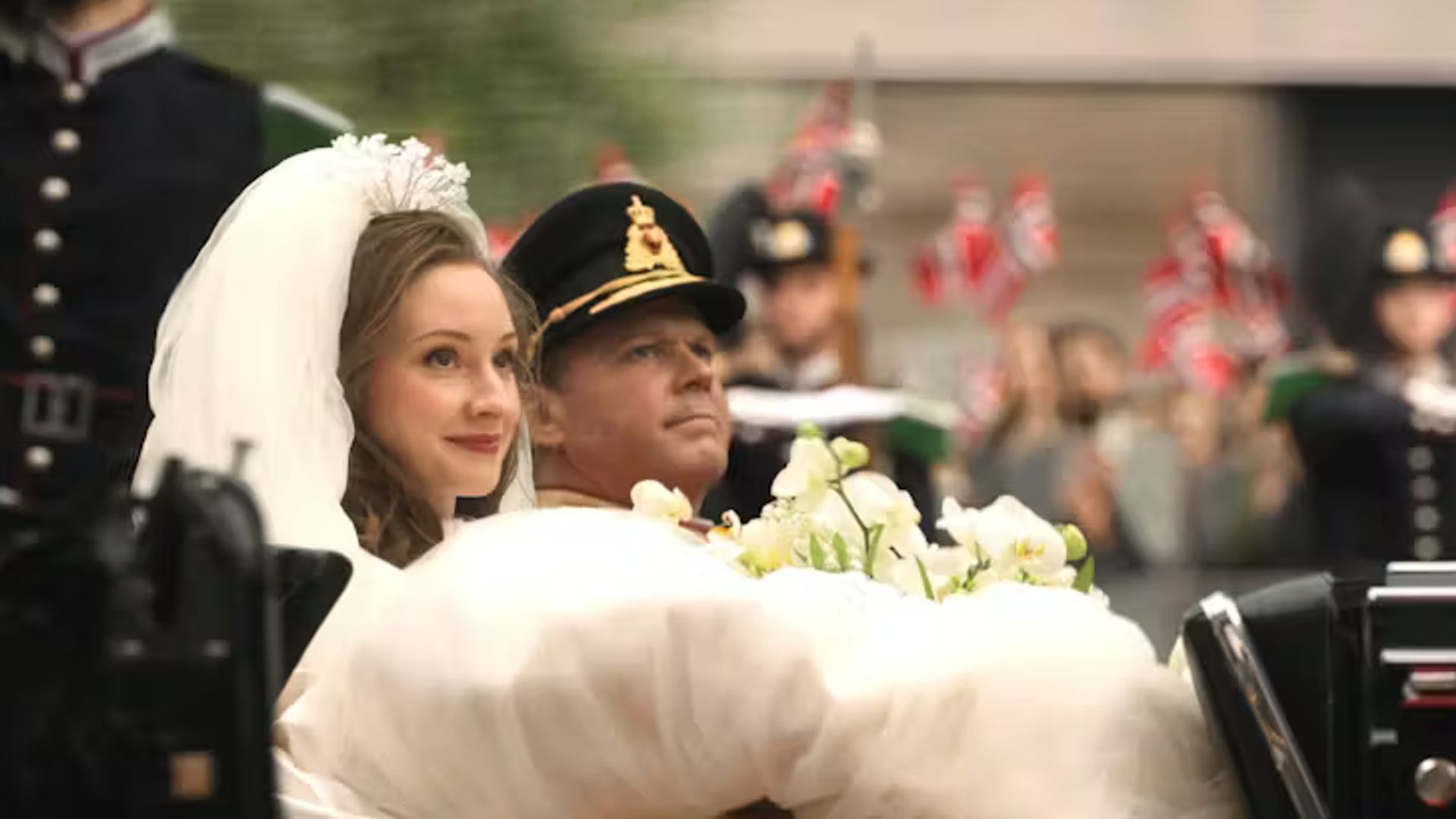 La serie "Harald y Sonja" se emite actualmente en DR, y los papeles del entonces príncipe heredero Harald y Sonja Haraldsen son interpretados por Sindre Strand Offerdal y Gina Bernhoft Gørvell