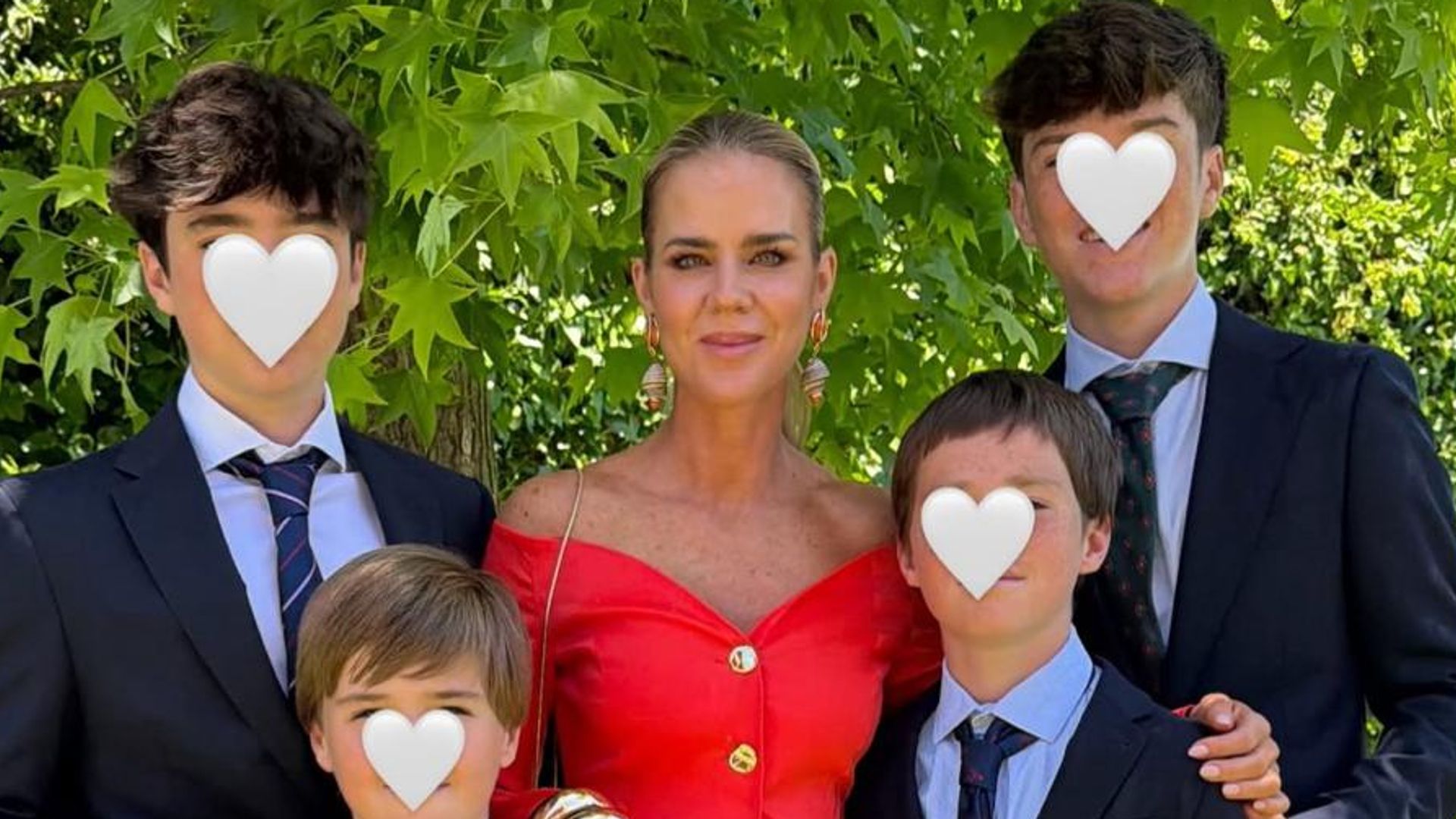 Amelia Bono con sus cuatro hijos en la Comunión del pequeño