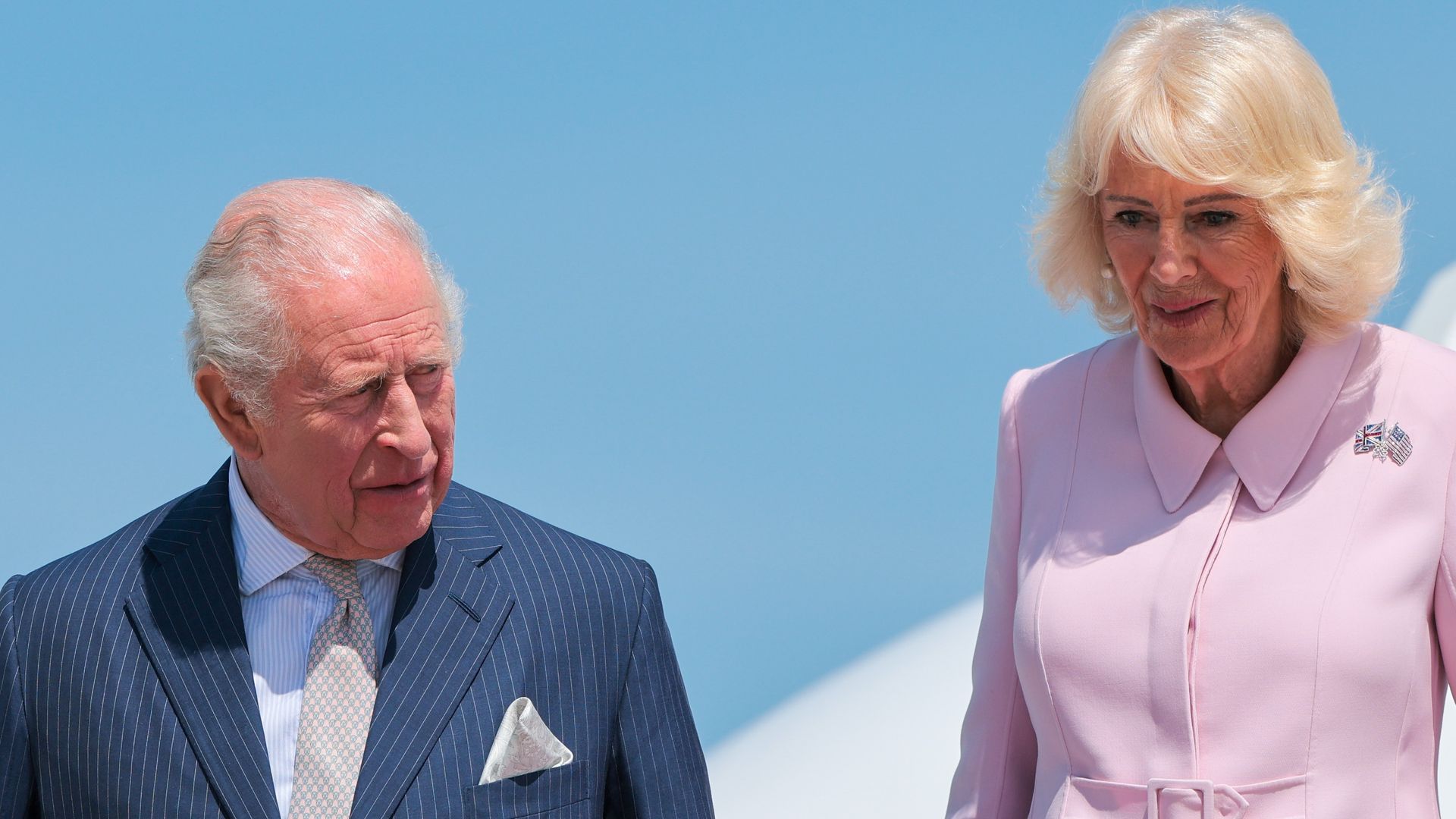 Camilla rinde homenaje a Isabel II con un broche histórico en su llegada a Estados Unidos junto a Carlos III