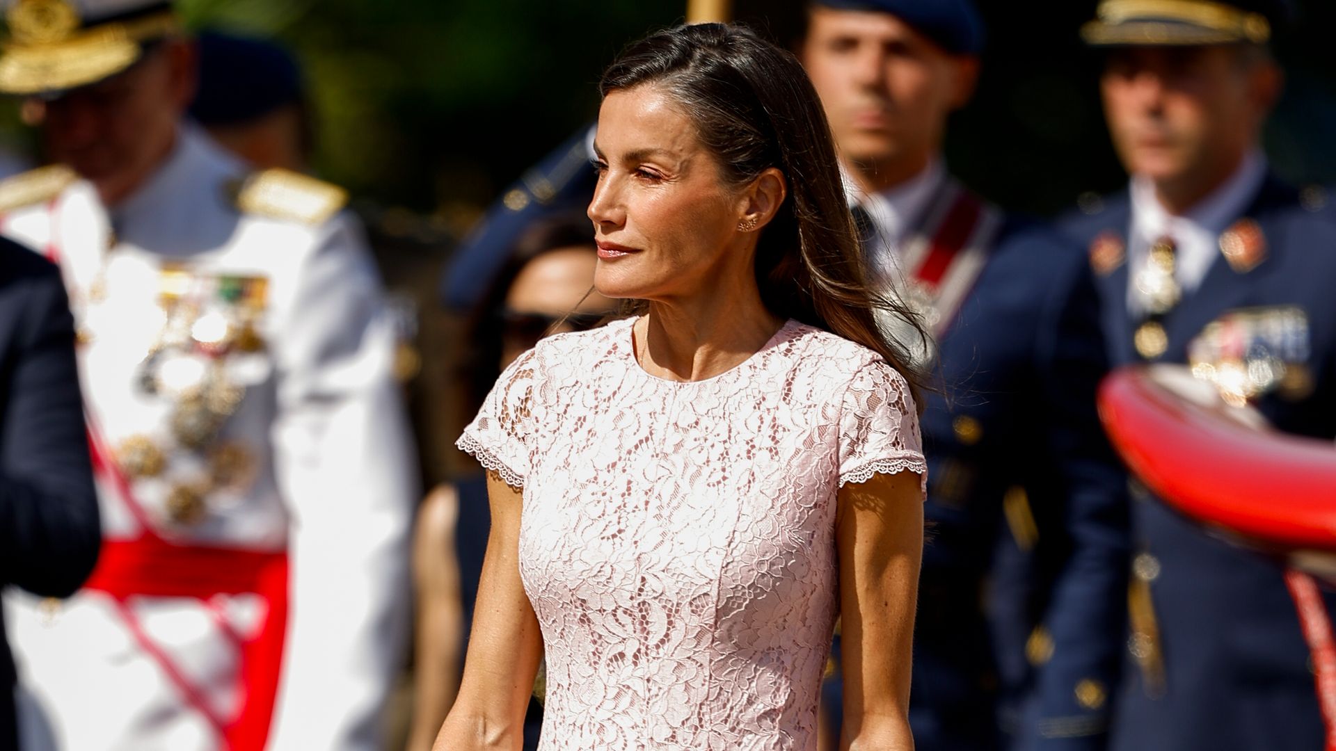 La reina Letizia deslumbra con un vestido de encaje perfecto para la ola de calor