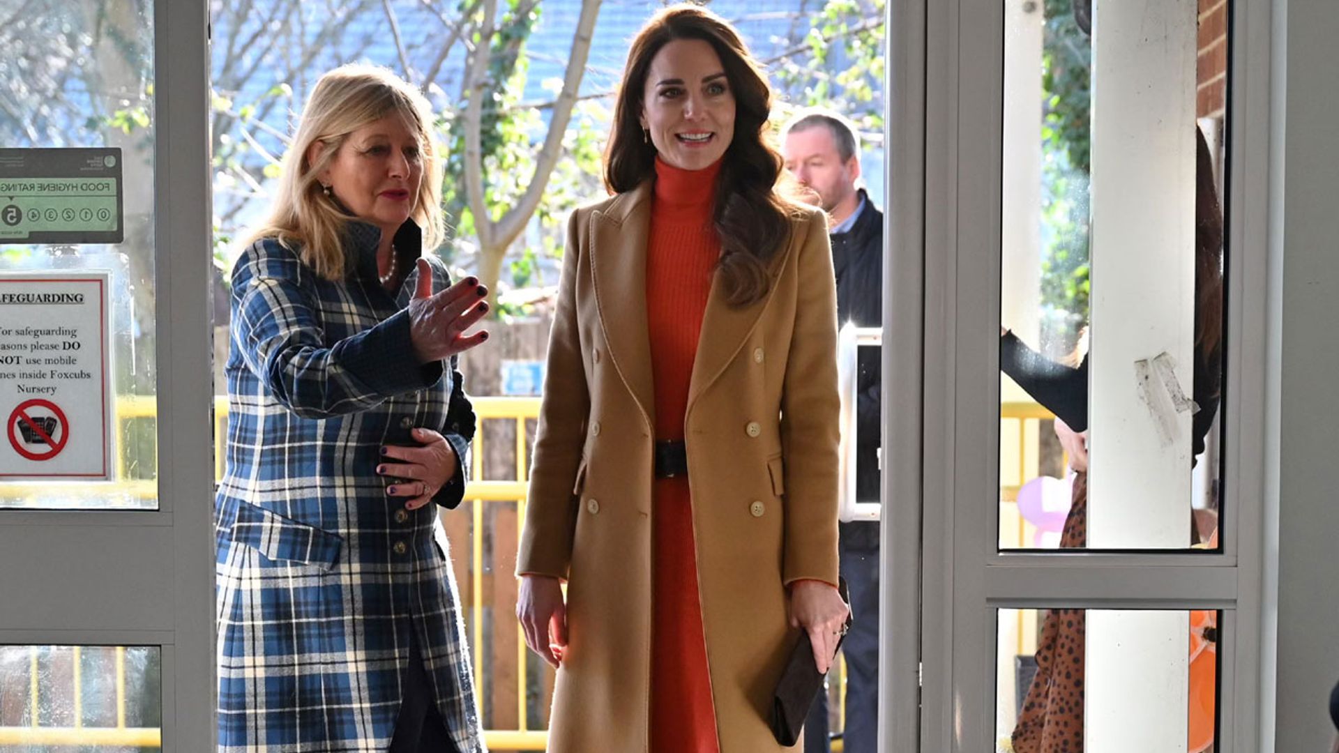 Kate recupera su abrigo preferido de Massimo Dutti con un look de punto sostenible