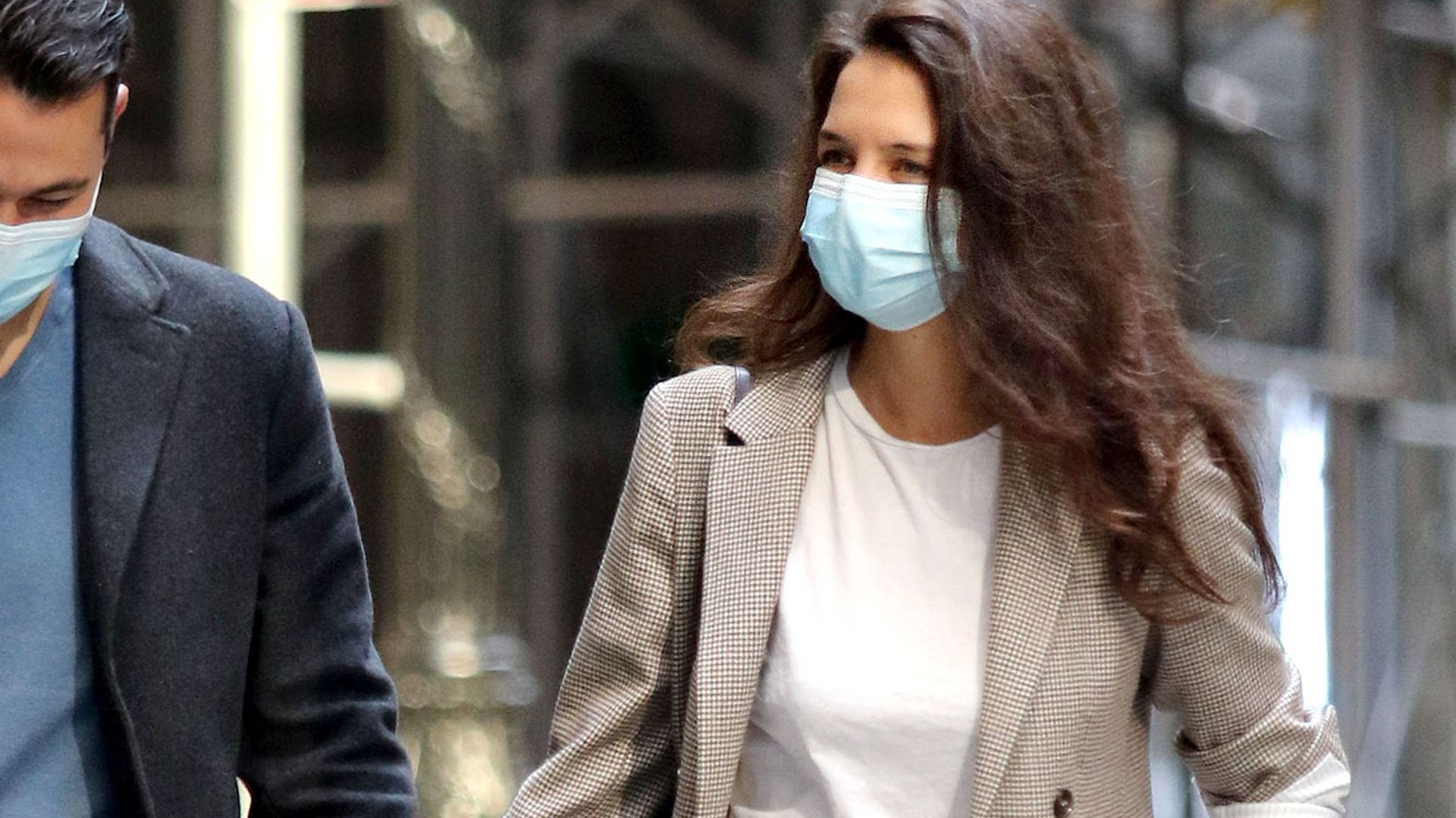 Katie Holmes encuentra en la moda española la prenda más inesperada para su cita romántica