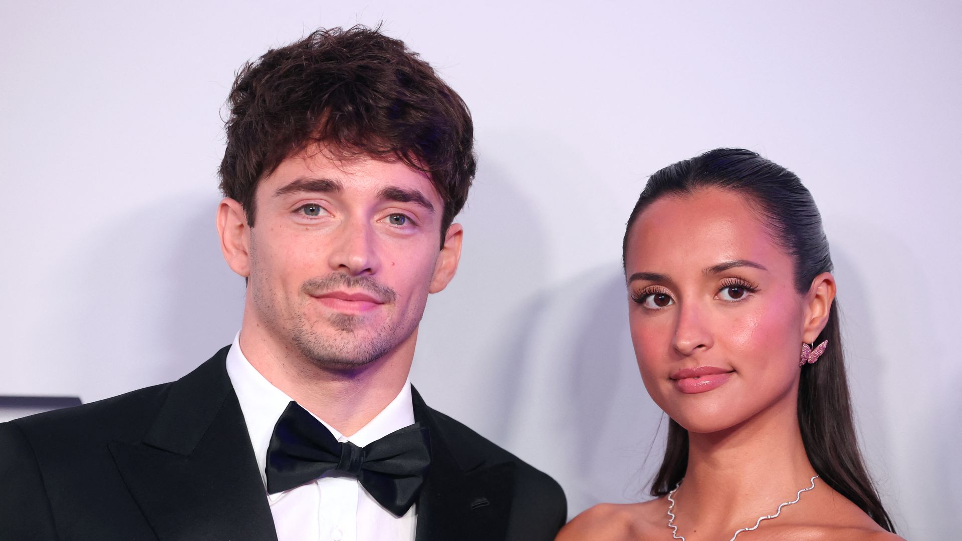 Charles Leclerc (I) y su mujer Alexandra posan en el 'Bal de la Rose' de 2026