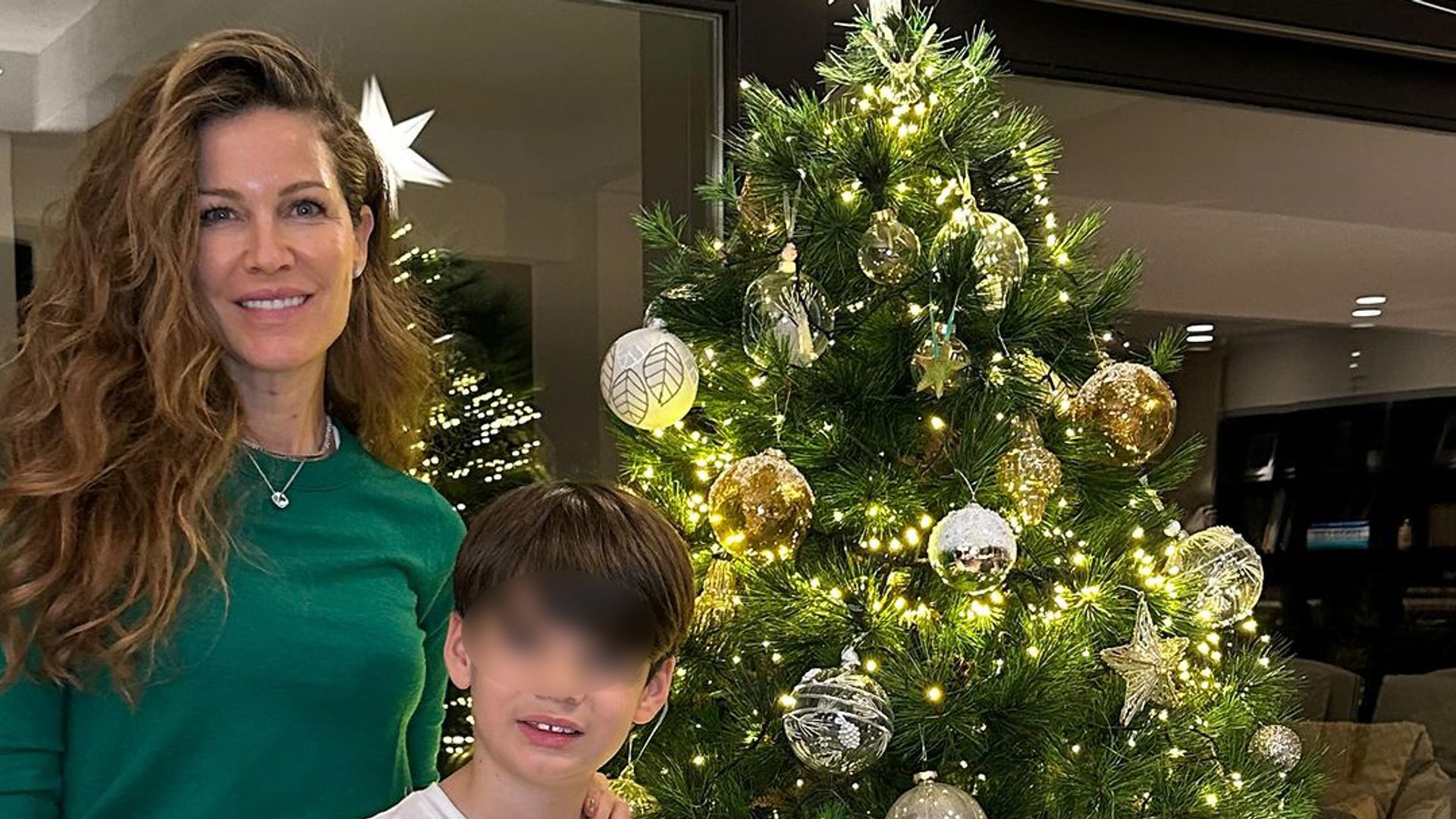 Jaydy Michel y su hijo Leonardo, de 8 años, se adelantan a la Navidad poniendo el árbol juntos