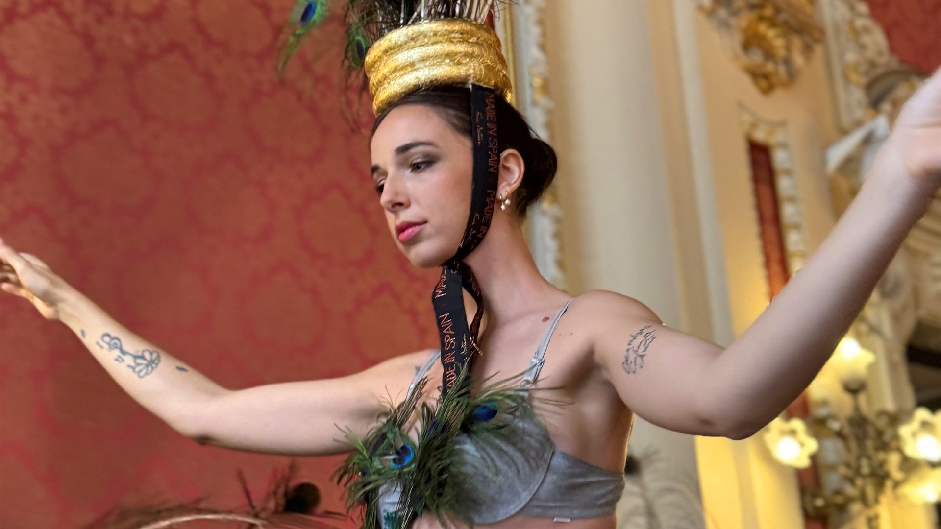 El provocador y extravagante desfile de Palito Dominguín, con plumas y a horcajadas, bajo la atenta mirada de su madre