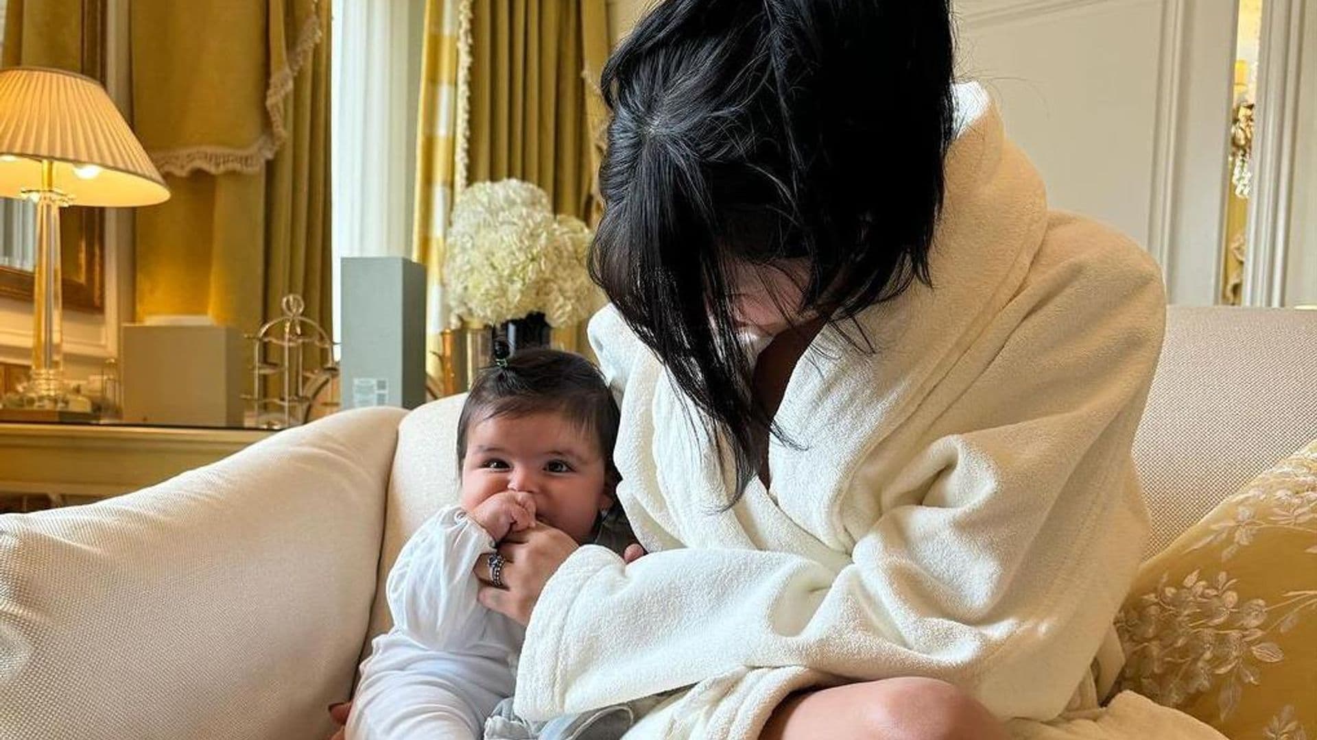 Cazzu muestra un vistazo de sus ‘nuevos comienzos’ junto a su pequeña Inti