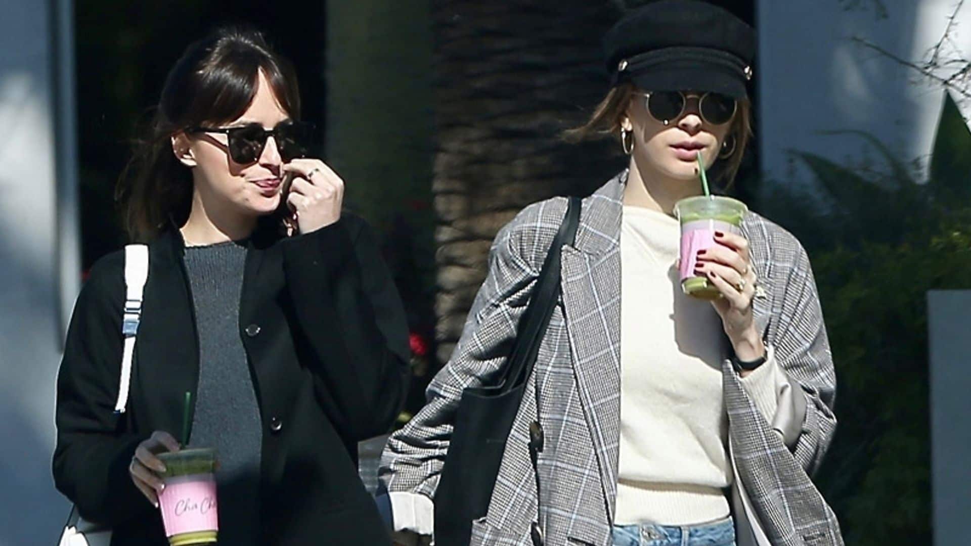 Dakota Johnson y Stella del Carmen, dos hermanas unidas por la moda