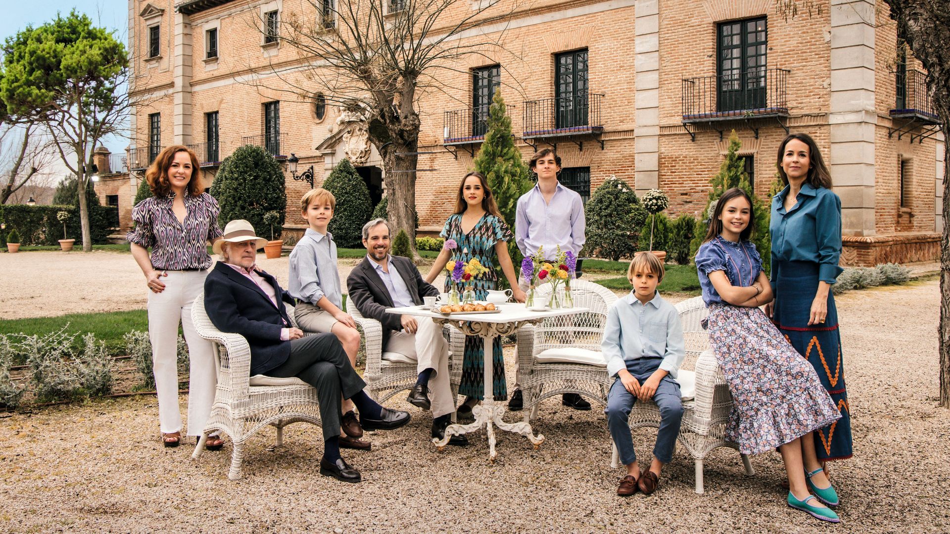 De izquierda a derecha, Rita Figueroa Maraver, su padre, Diego Figueroa Melgar; su hijo Alfonso;  su marido, Emilio Rotondo Ruiz Baraibar, su hija Rita y su hijo Jaime; sus sobrinos Diego y Lola Figueroa Martín, y la madre de estos últimos, María Martín Candela —viuda de Diego Figueroa Maraver—, posan ante la fachada principal del formidable palacio de Aldovea