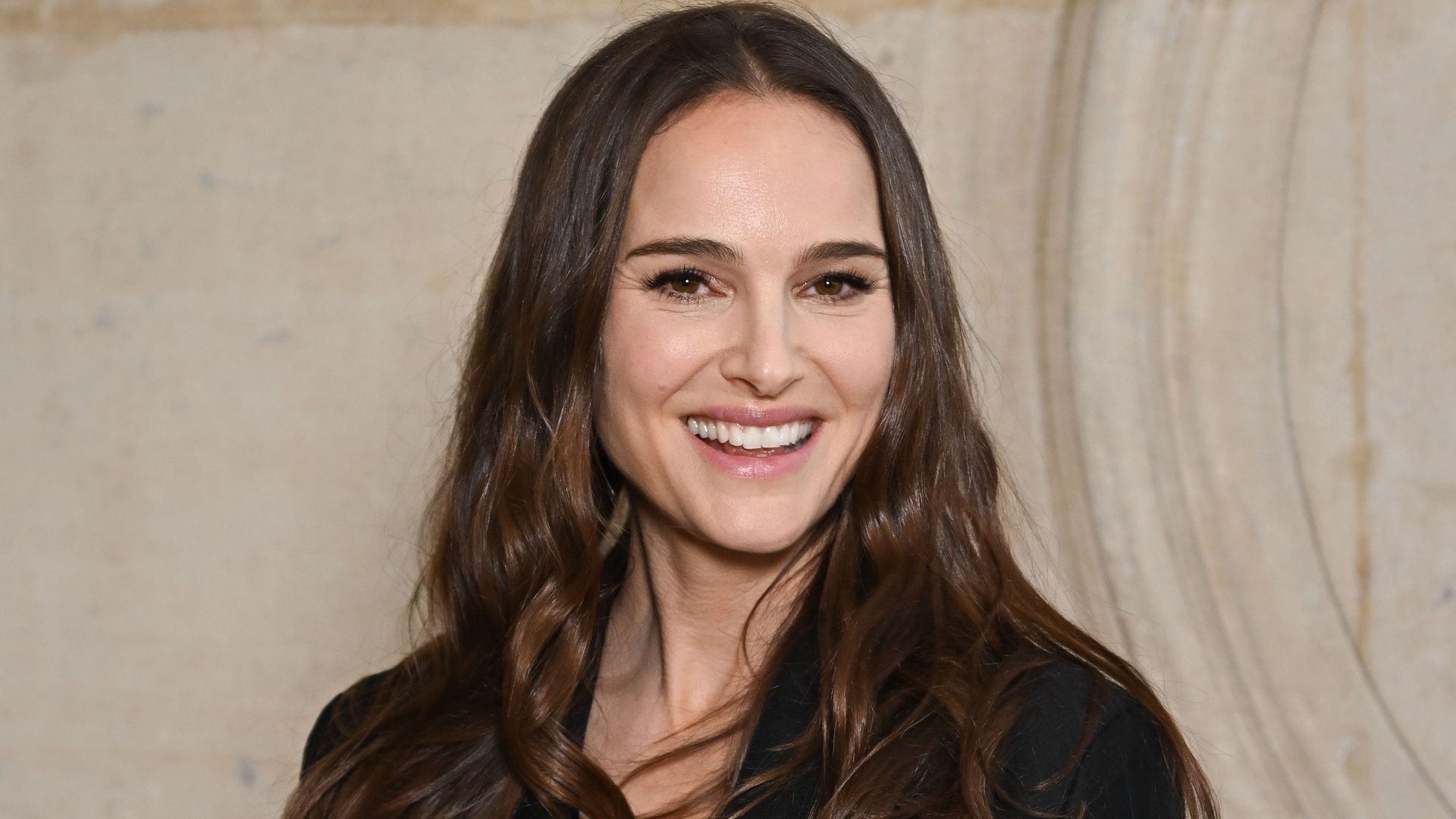 Natalie Portman en el desfile de Christian Dior Haute Couture Spring/Summer 2024.