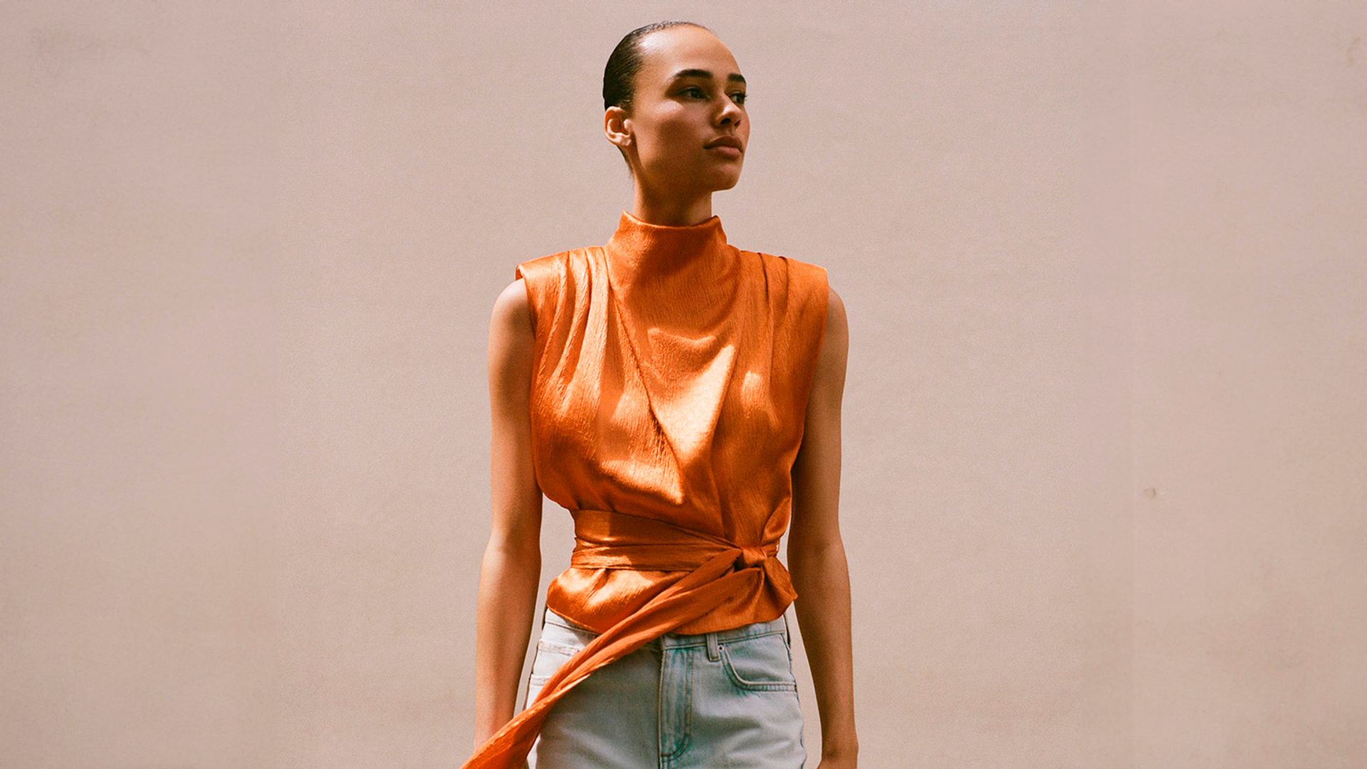 Top naranja quemado con lazada, de Zara