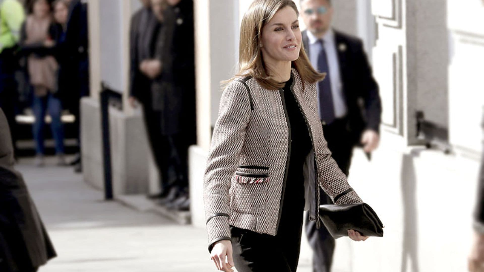 El mensaje del discreto estilismo de doña Letizia