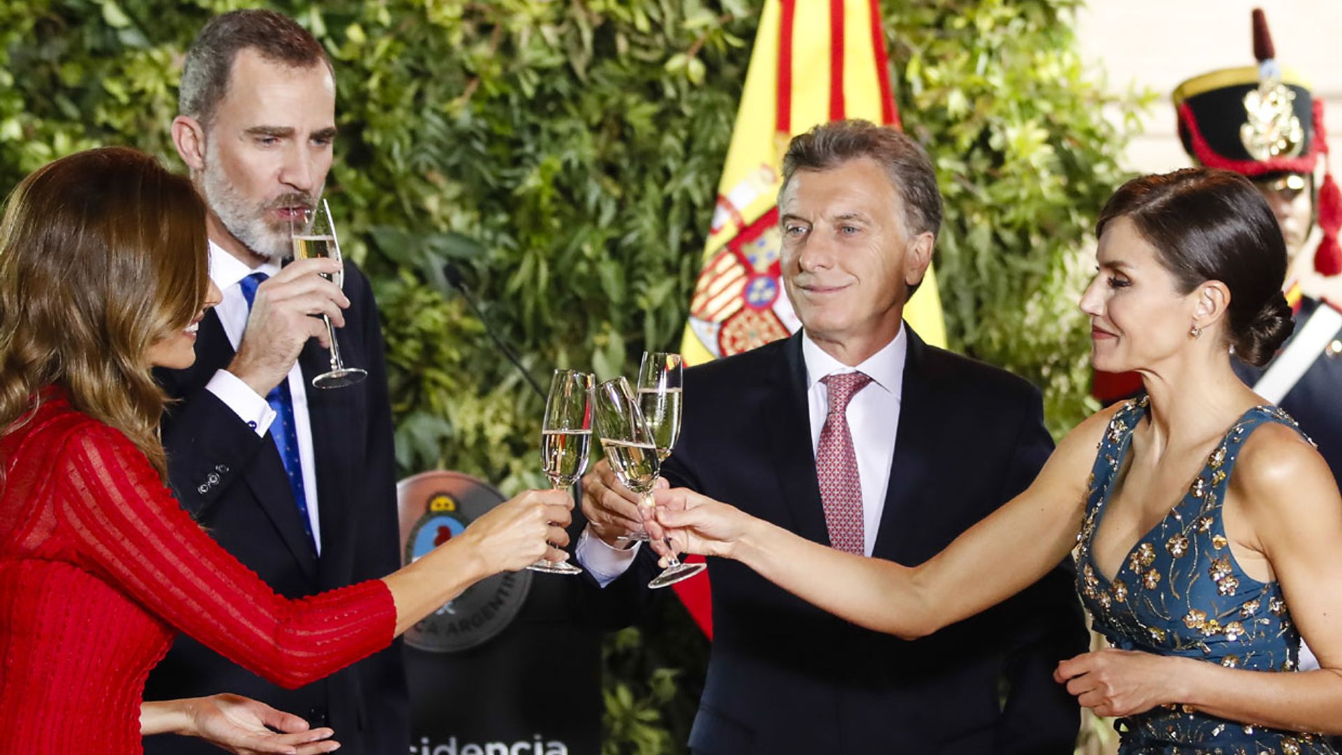 El matrimonio Macri ofrece una cena de gala a los Reyes con Valeria Mazza, Mario Vargas Llosa y Pimpinela como invitados
