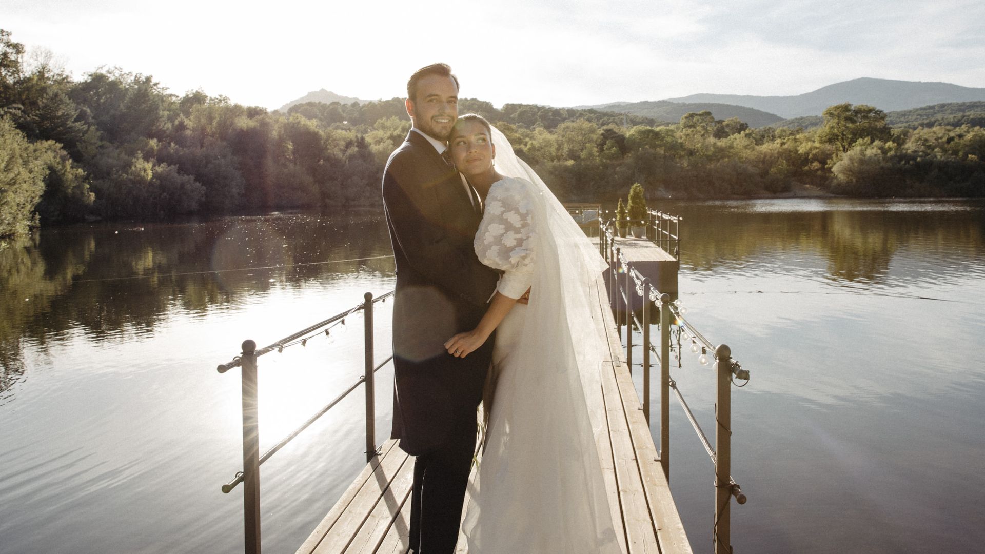 La boda en Madrid de Pilar y Javi: una historia de amor de película y dos vestidos de novia muy especiales