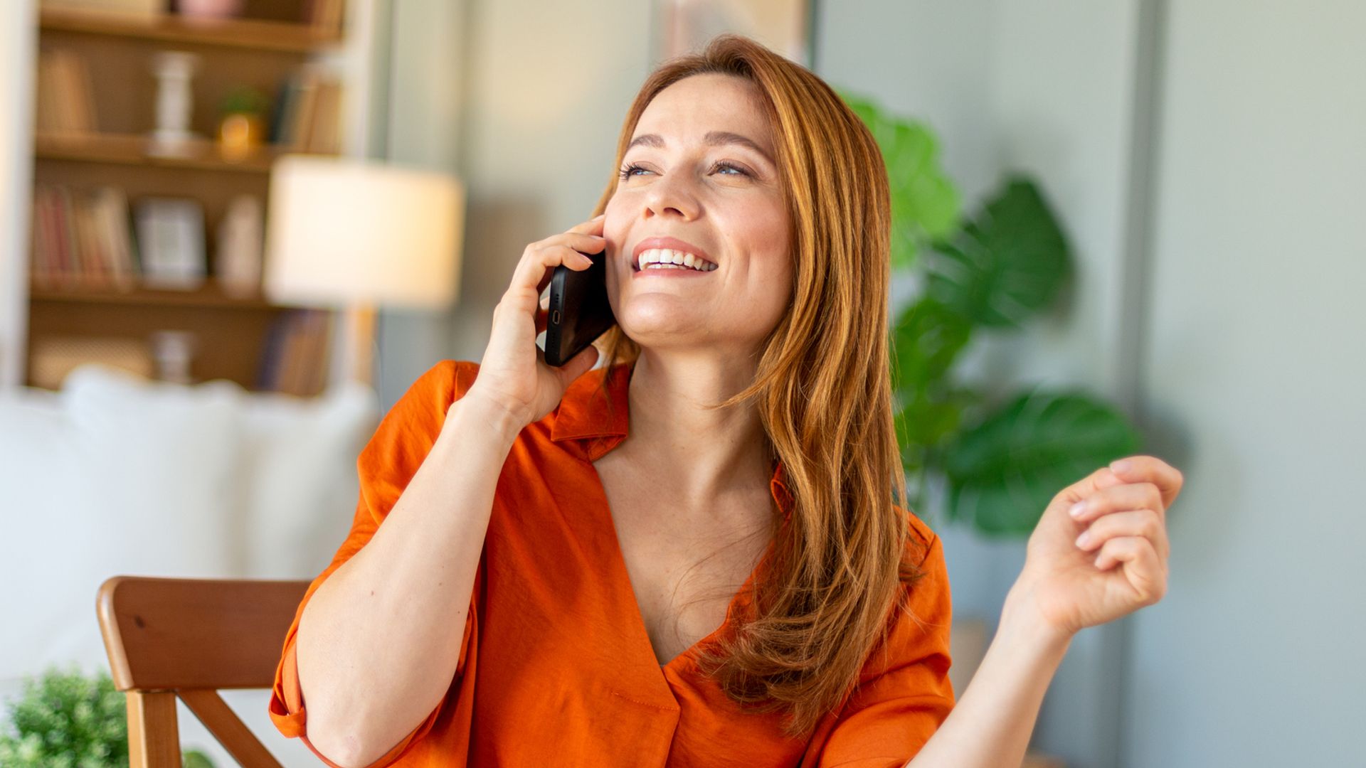 Mujer feliz hablando por teléfono 