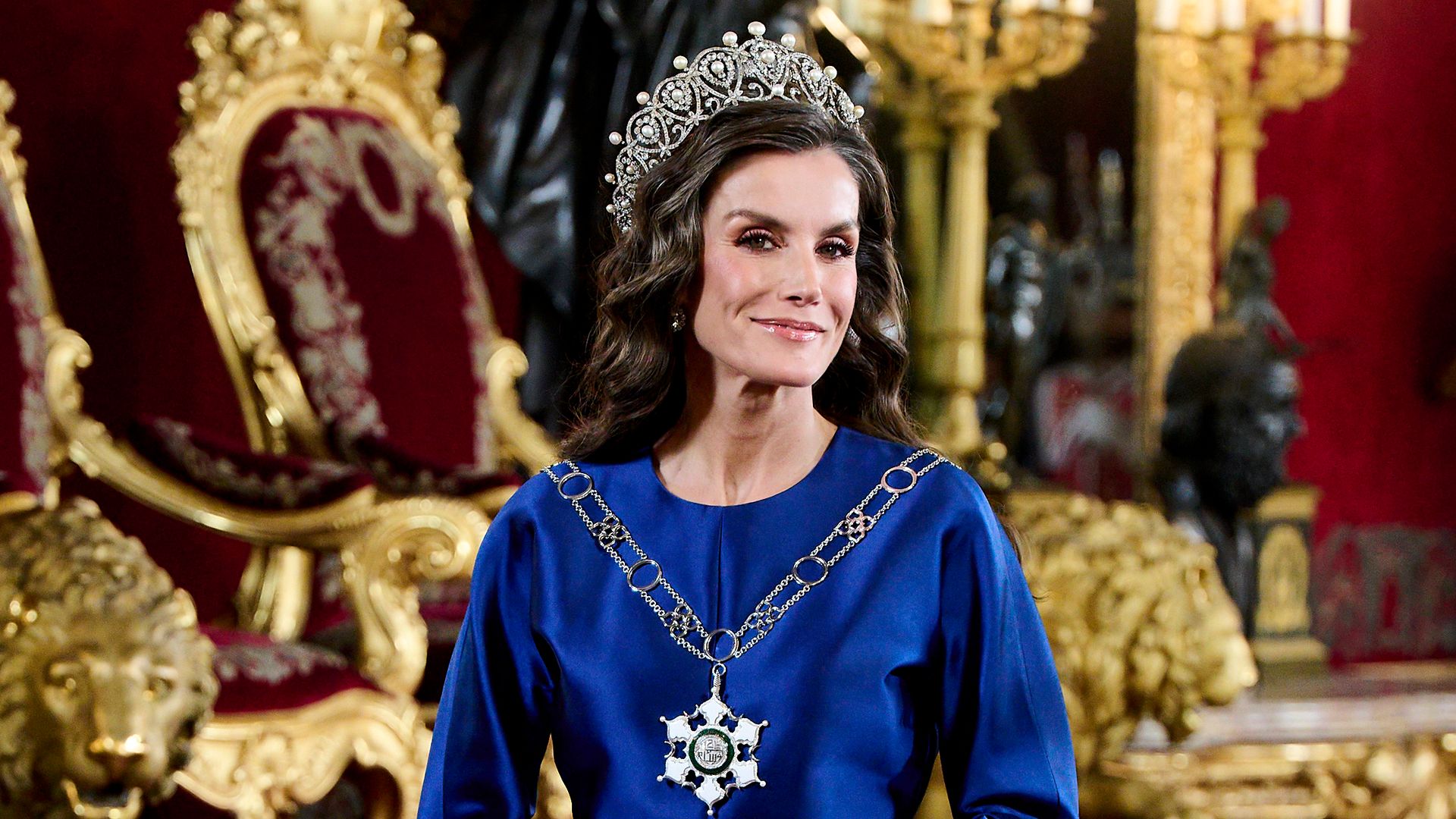 La reina Letizia con vestido de gala en color azul. 